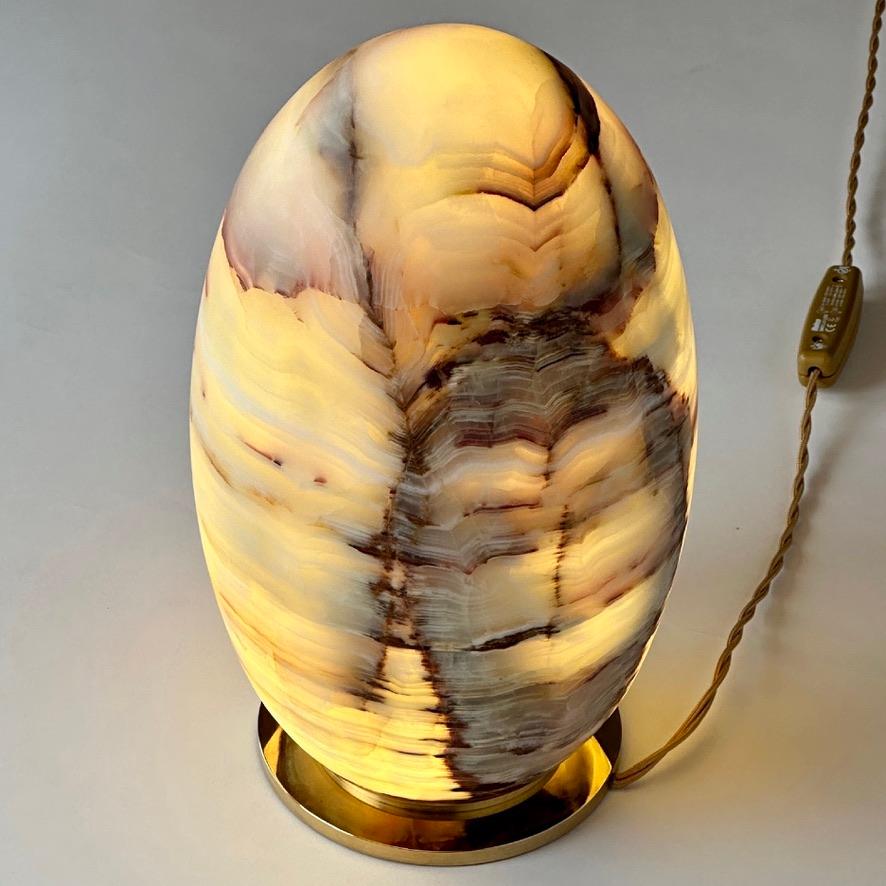 Contemporary Italian Egg-Shaped Green Alabaster and Brass Table Lamp In Excellent Condition For Sale In Firenze, Tuscany