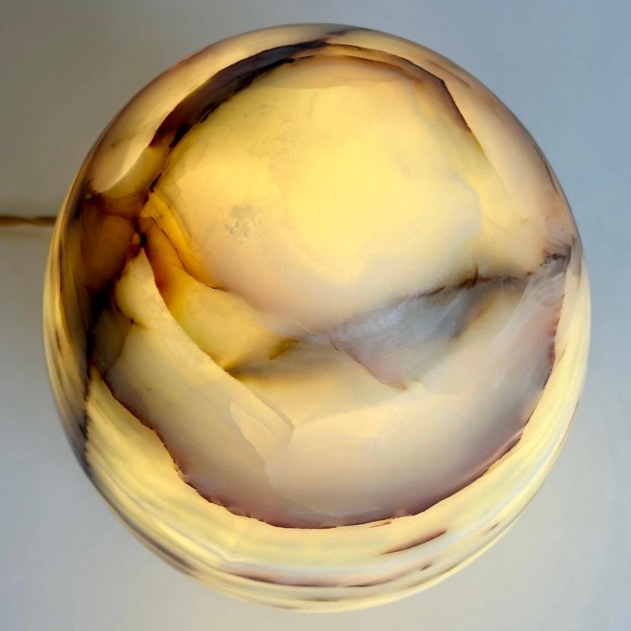 Contemporary Italian Egg-Shaped Green Alabaster and Brass Table Lamp (21. Jahrhundert und zeitgenössisch) im Angebot