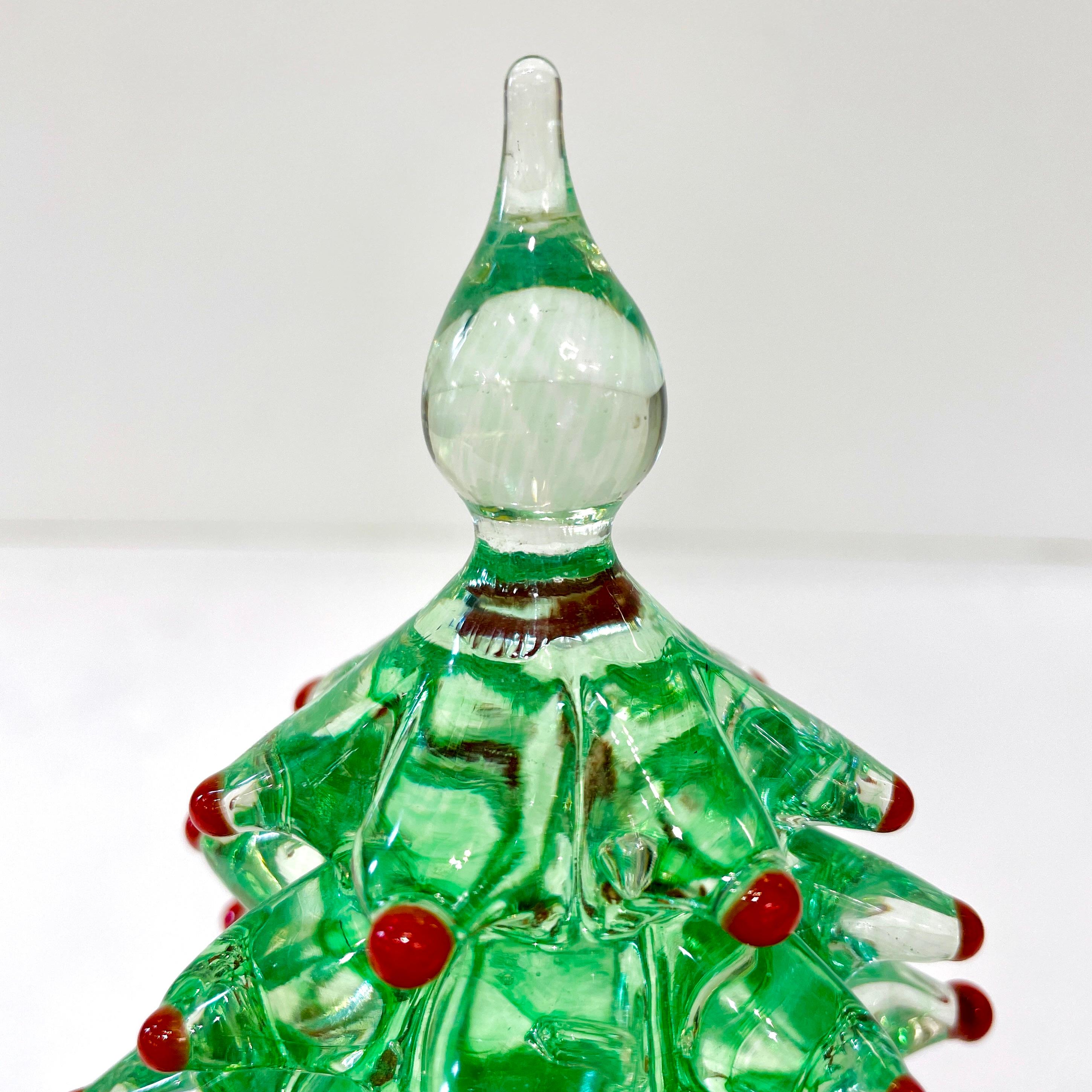 Contemporary Italian Emerald Green Red Murano Glass Christmas Tree Sculpture In Excellent Condition In New York, NY