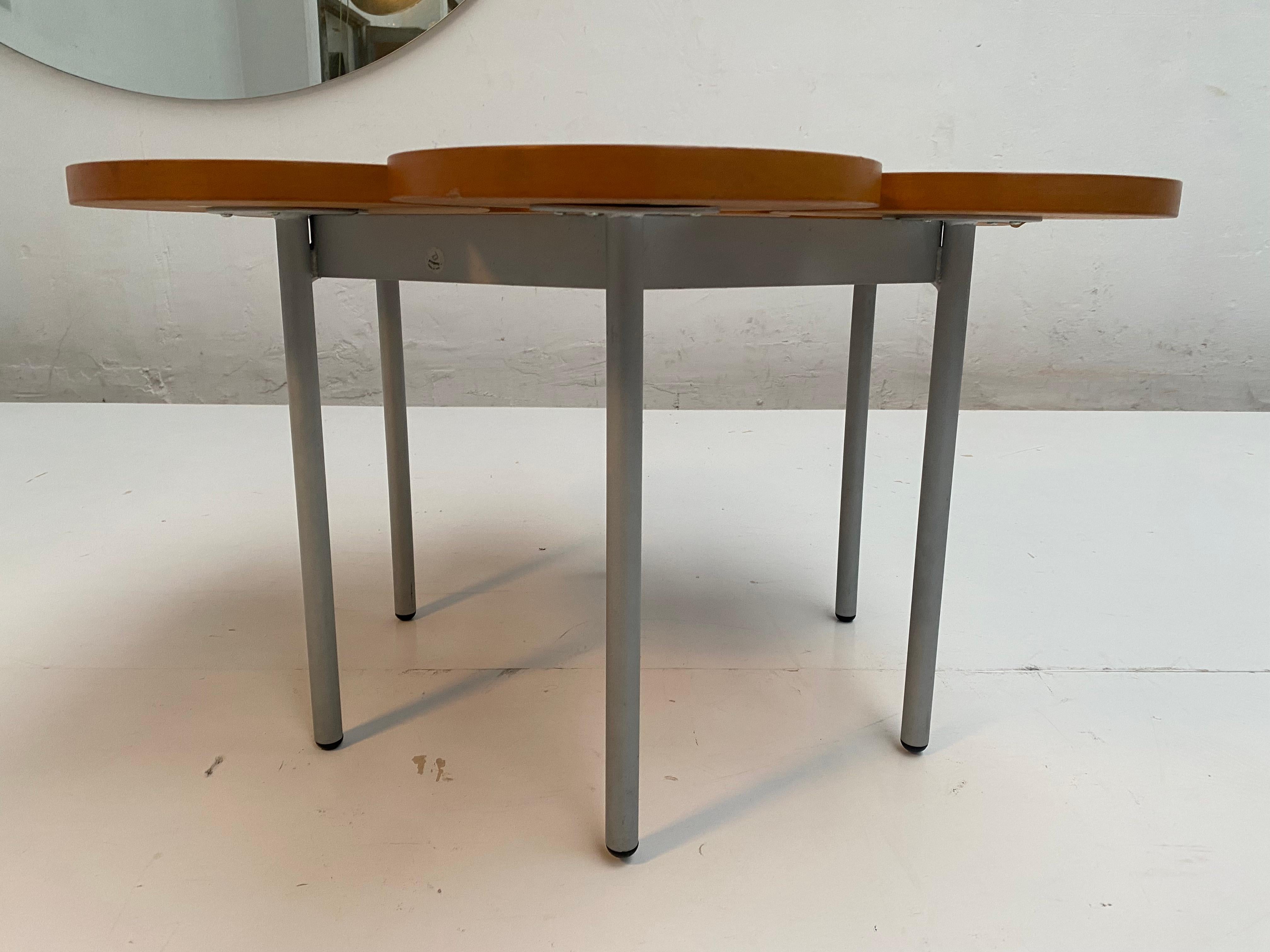 Contemporary Italian 'Flower' Shaped Side Table 'Progetti' Made in Italy 2000's  In Good Condition For Sale In bergen op zoom, NL