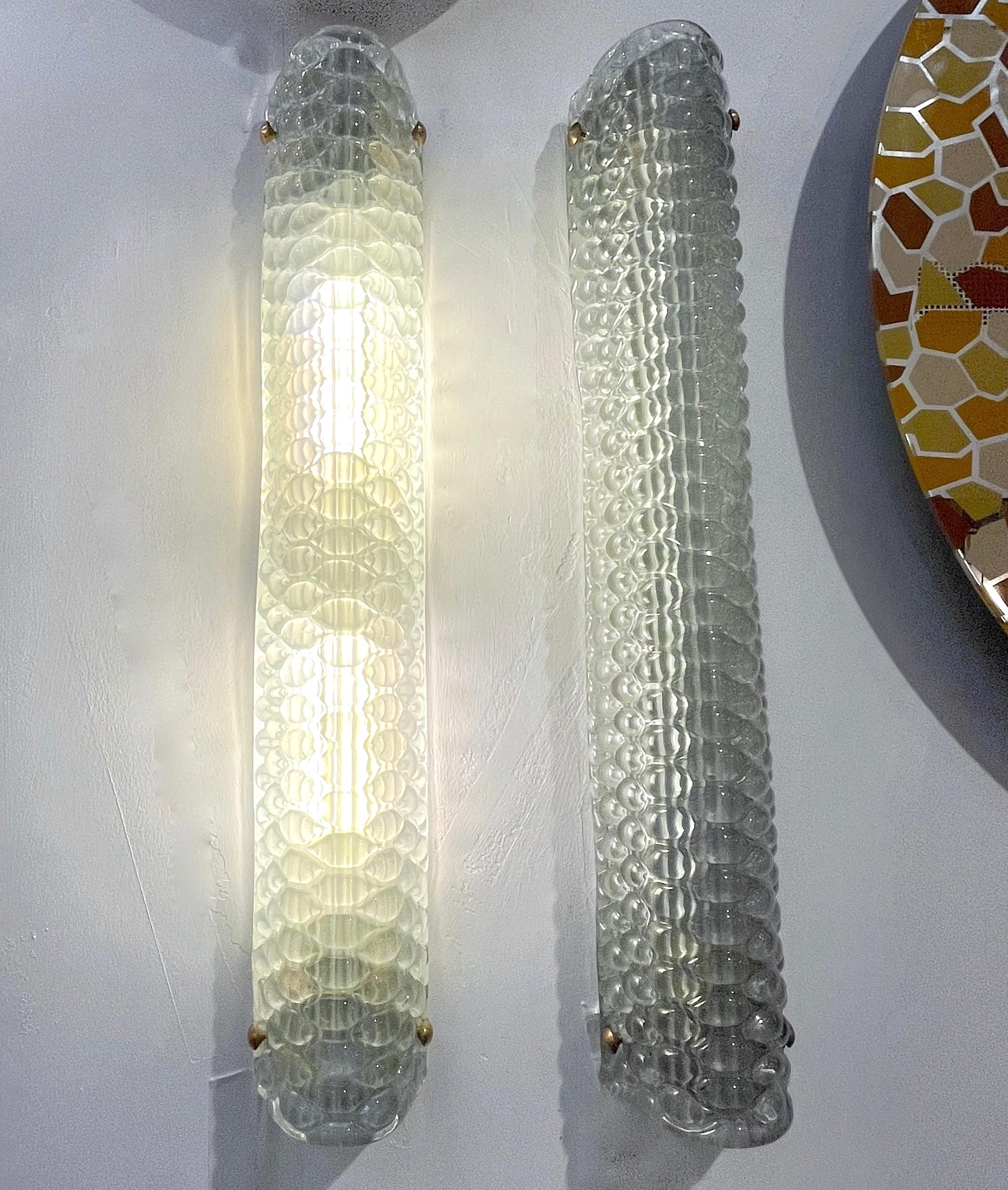 Appliques bulles contemporaines en verre soufflé de Murano, de couleur bleu aqua sophistiquée, dans le style Fontana Arte, inspiré par le design moderne du milieu du siècle dernier. Créées avec une esthétique minimaliste, ces appliques sont montées