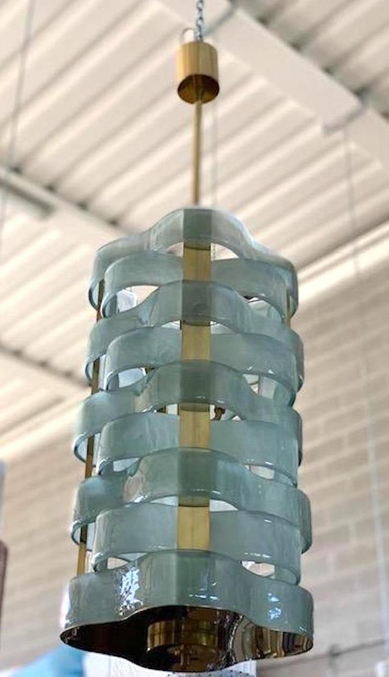 Contemporary Italian Fontana Arte Style Light Blue Murano Glass Brass Pendelleuchte (Italienisch) im Angebot