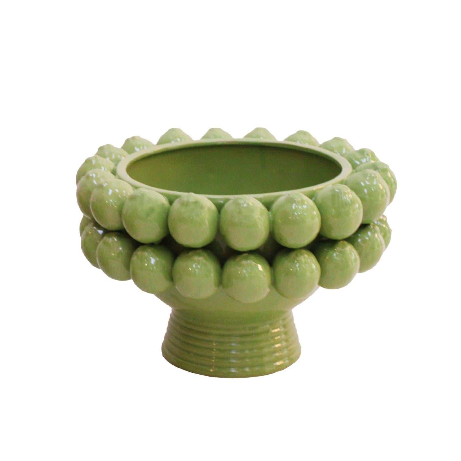 Handgefertigte Vase aus glasierter Keramik mit traditionellen Motiven aus Süditalien.
