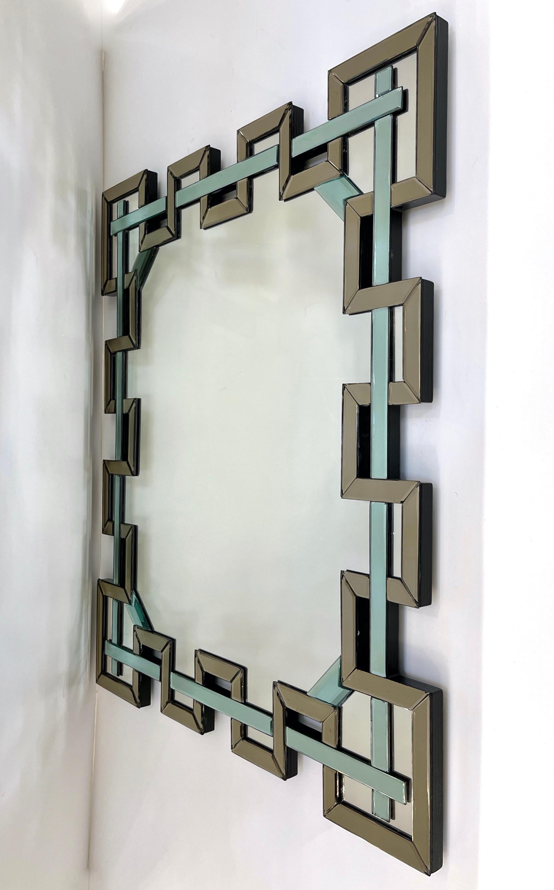 Zeitgenössischer italienischer geometrischer Muranoglas-Spiegel mit aquagrünem Schleifendekor im Angebot 4