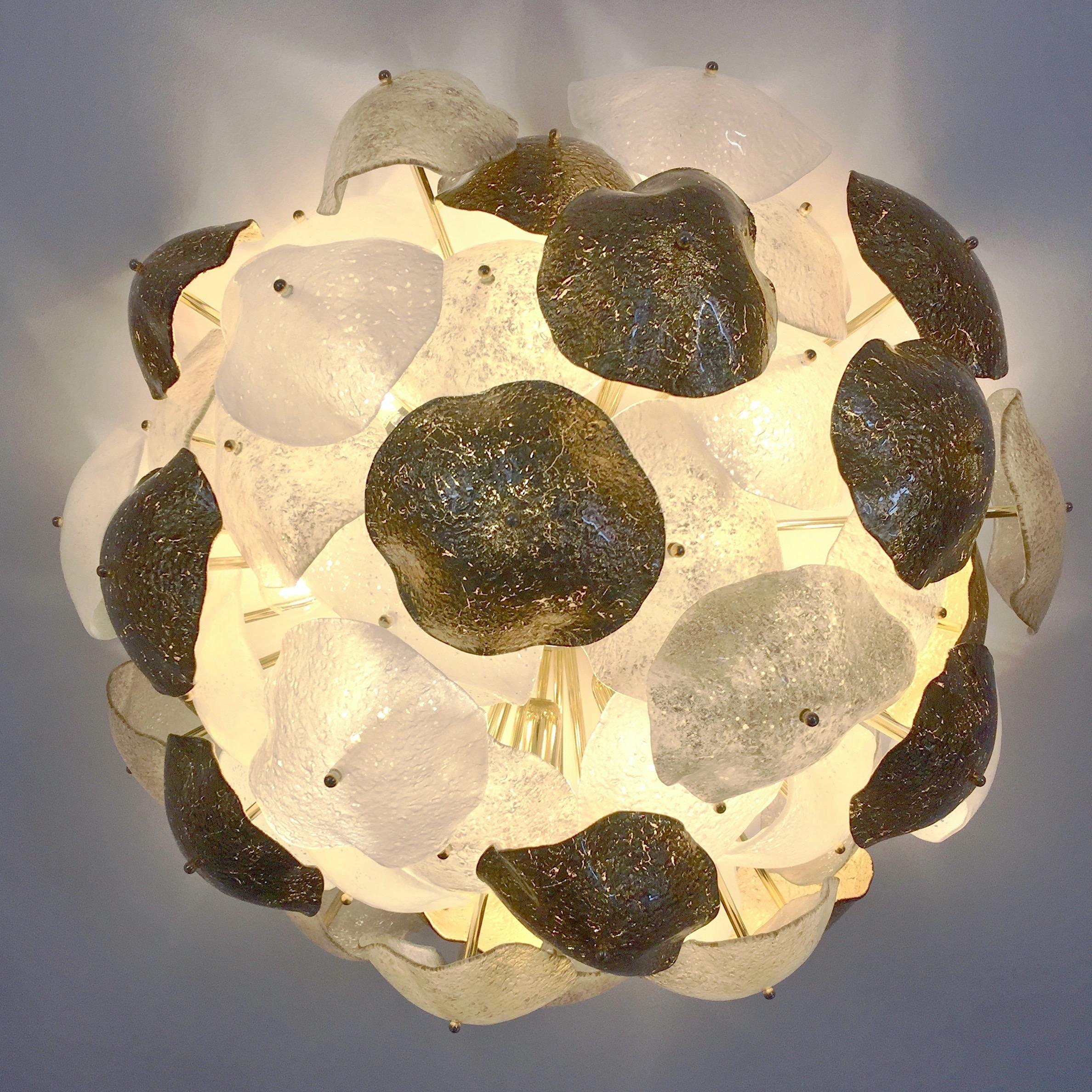 Lustre sphère vénitien sur mesure au design organique en forme de soleil, composé d'une grappe sensuelle de feuilles concaves incurvées et imbriquées en verre de Murano, travaillées avec 3 textures de finition sophistiquées différentes : scavo