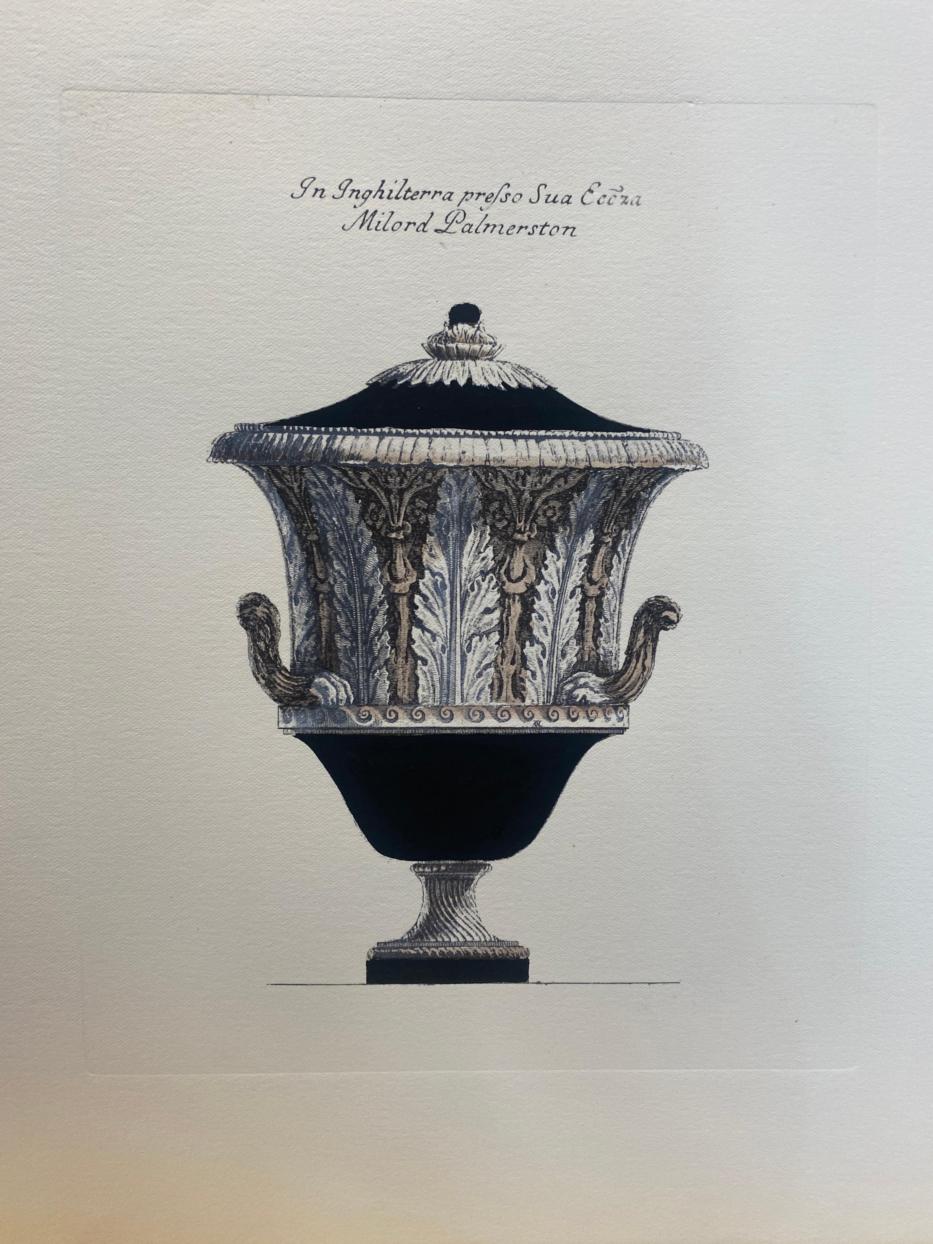 Sehr originelle Reproduktionen von dekorativen Vasen aus bedeutenden englischen Herrenhäusern, gedruckt auf einer Handpresse auf Gravurpapier aus 100% Baumwolle.
Vollständig handbemalt mit cremefarbener Farbe, umberfarbenen Highlights und