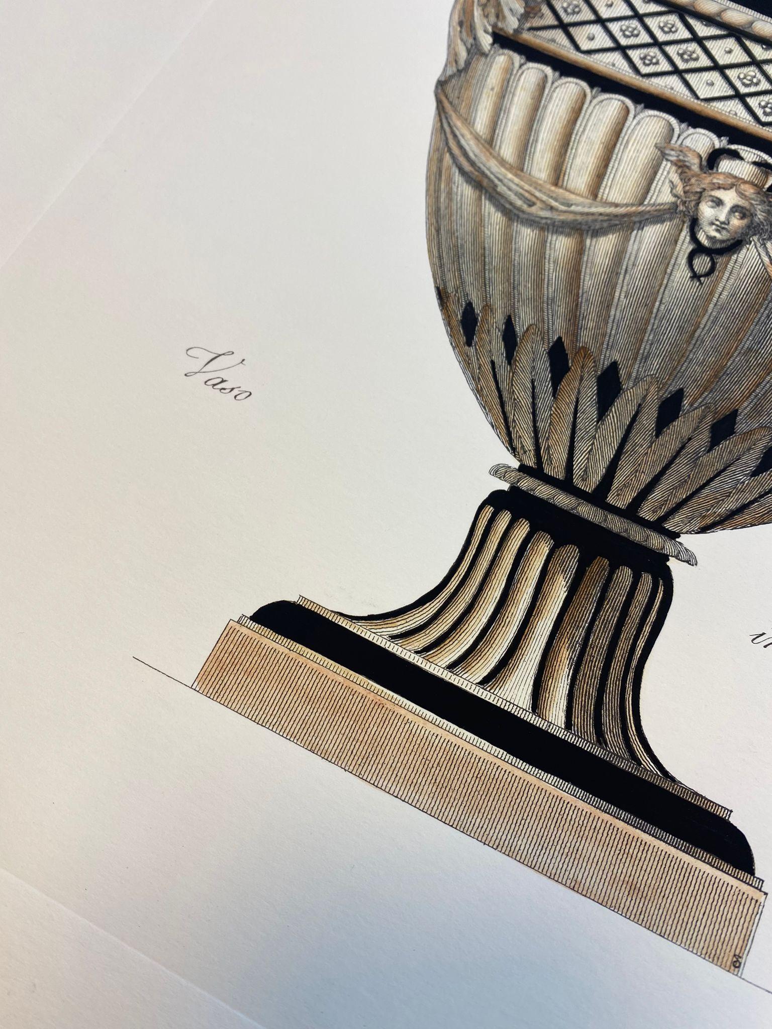 Néoclassique Gravure contemporaine italienne colorée à la main d'un vase romain antique 