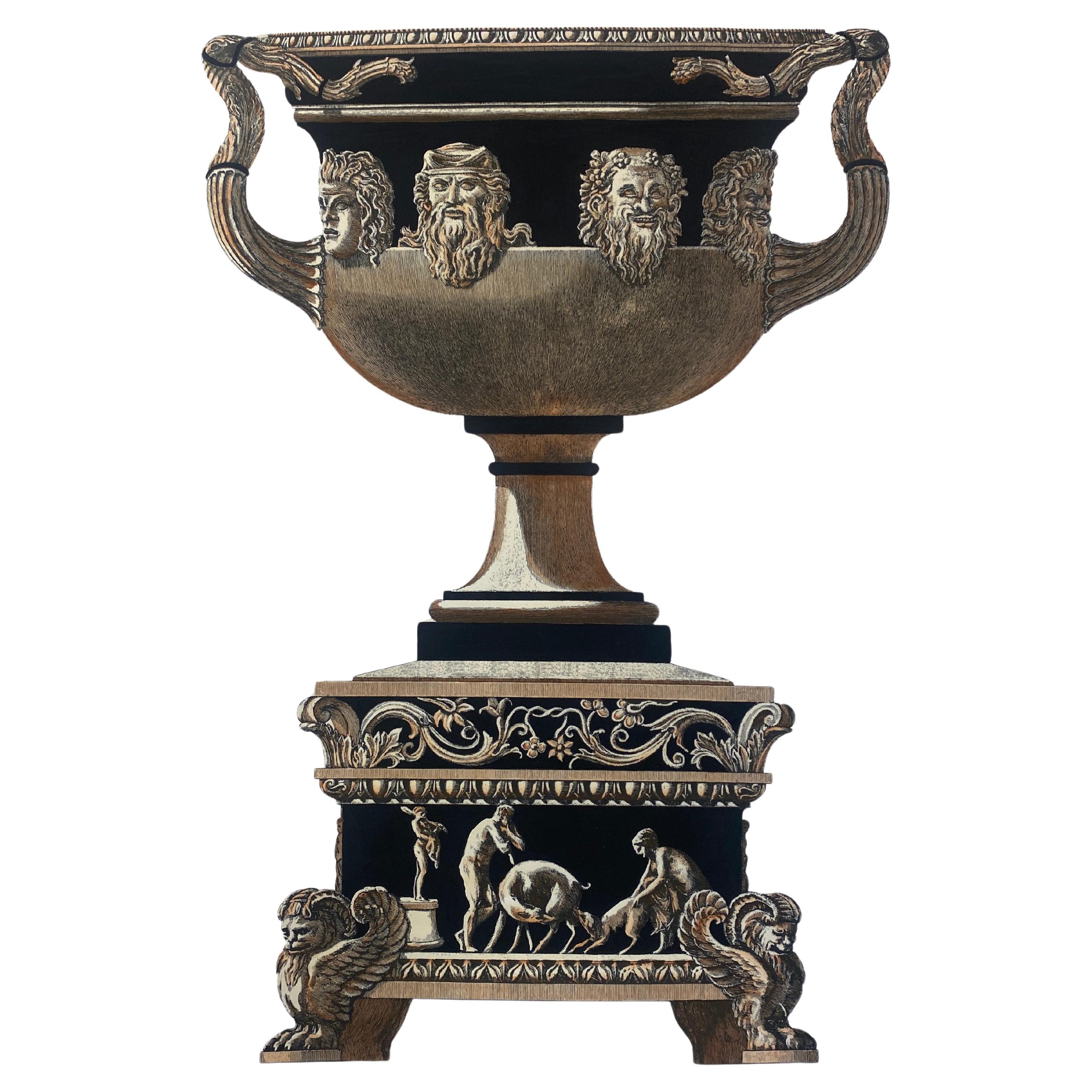 Vaso extra large in marmo romano su piedistallo in porfido stampato a mano su carta da incisione in cotone al 100%.
Completamente dipinto a mano con un lavaggio crema, riflessi color ambra e dettagli neri opachi.
Tappetino marrone chiaro con