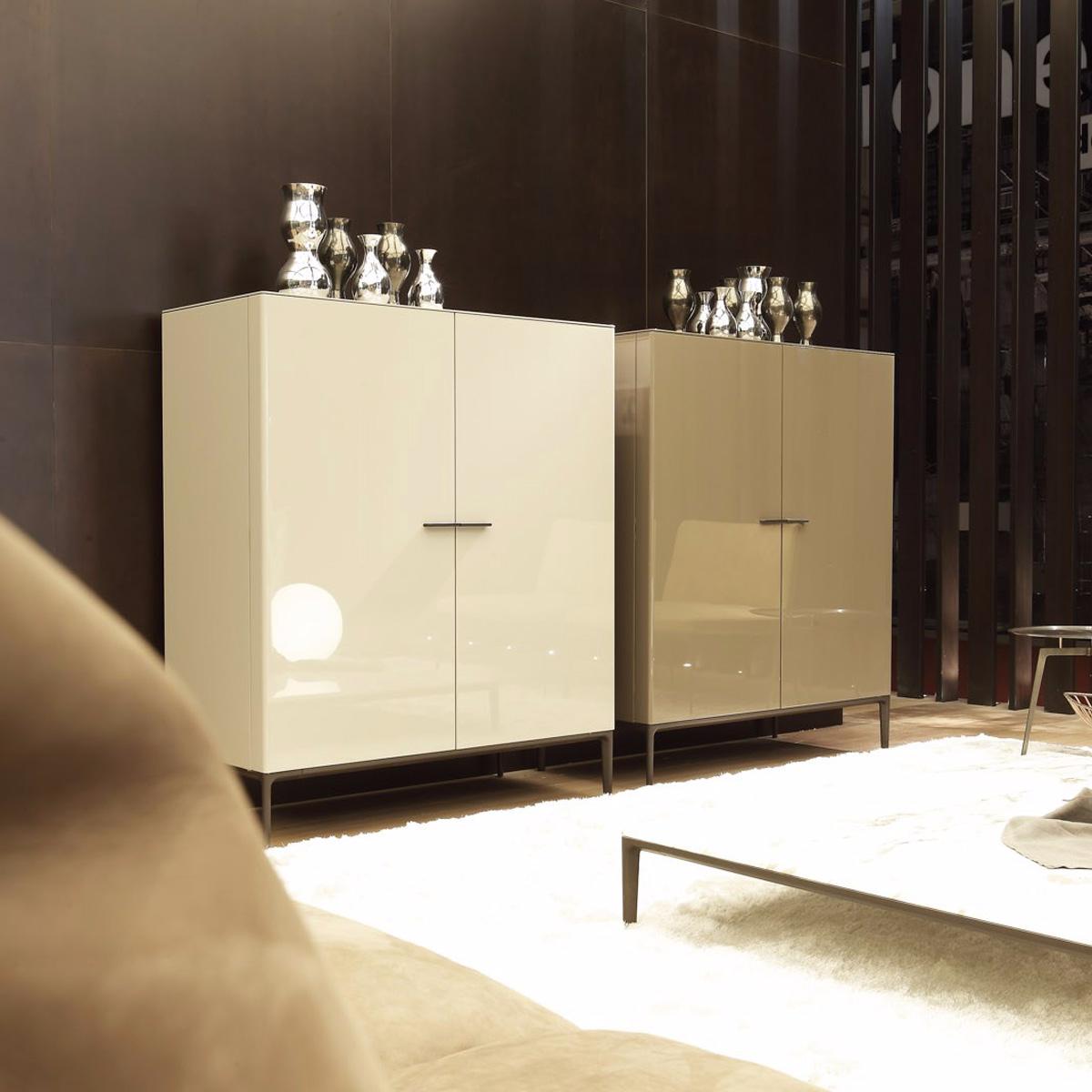 Aparador alto italiano contemporáneo en lacado brillante grisáceo Moderno en venta