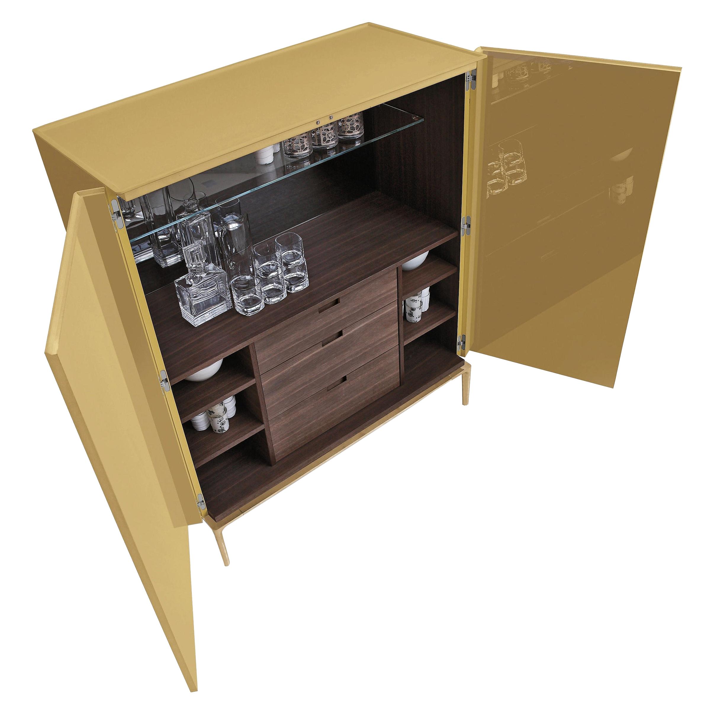 El aparador está lacado en gris beige RAL7006 en acabado brillante. Lo que parece un simple aparador revela un elegante equipamiento de mueble de cóctel con tres cajones y estantes de roble tratado térmicamente y un espejo en la parte trasera que le