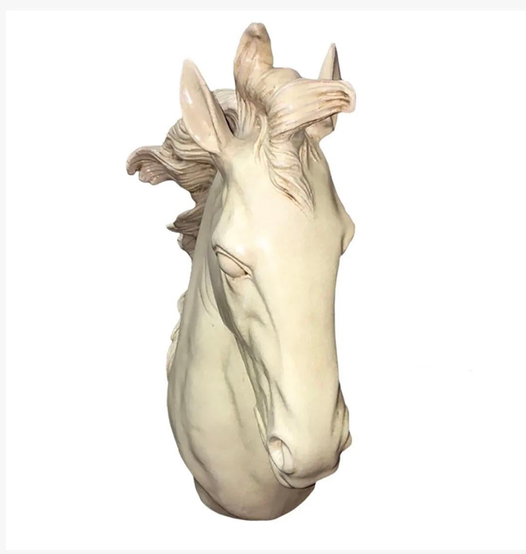 Escultura de cabeza de caballo de cerámica con acabado de mármol, procedente de Italia. Por artesanos de una fábrica familiar centenaria de Italia, como ofrece Neiman Marcus.