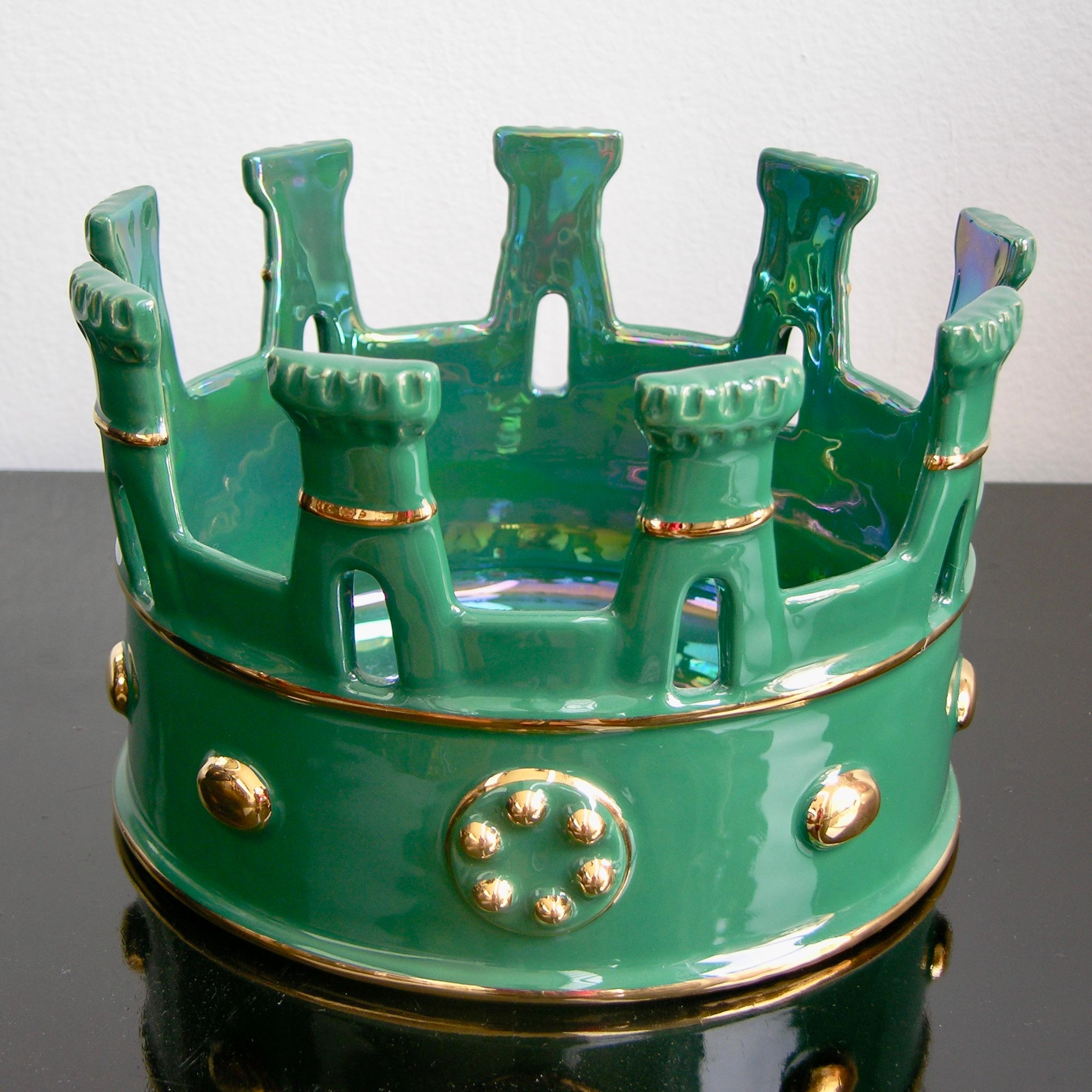 Contemporary Italian Hunter Green Majolica Crown Bowl with Pure Gold Accents In New Condition For Sale In New York, NY