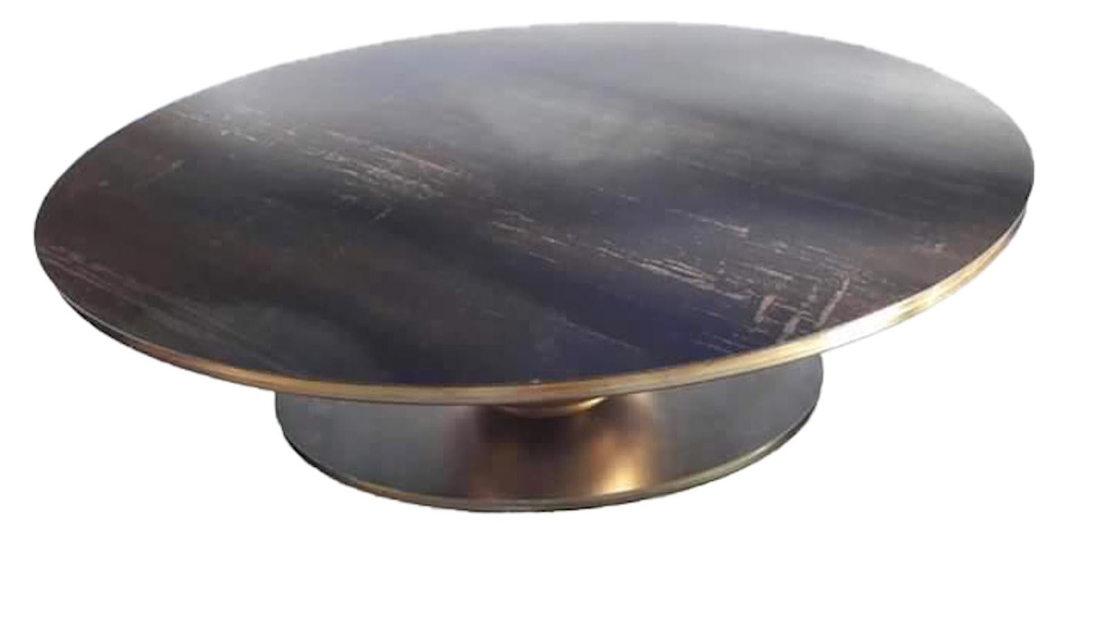 Table basse ou table de canapé italienne avec base en laiton et plateau en fer de forme ovale.
Des pièces uniques de l'artisanat italien contemporain.
  