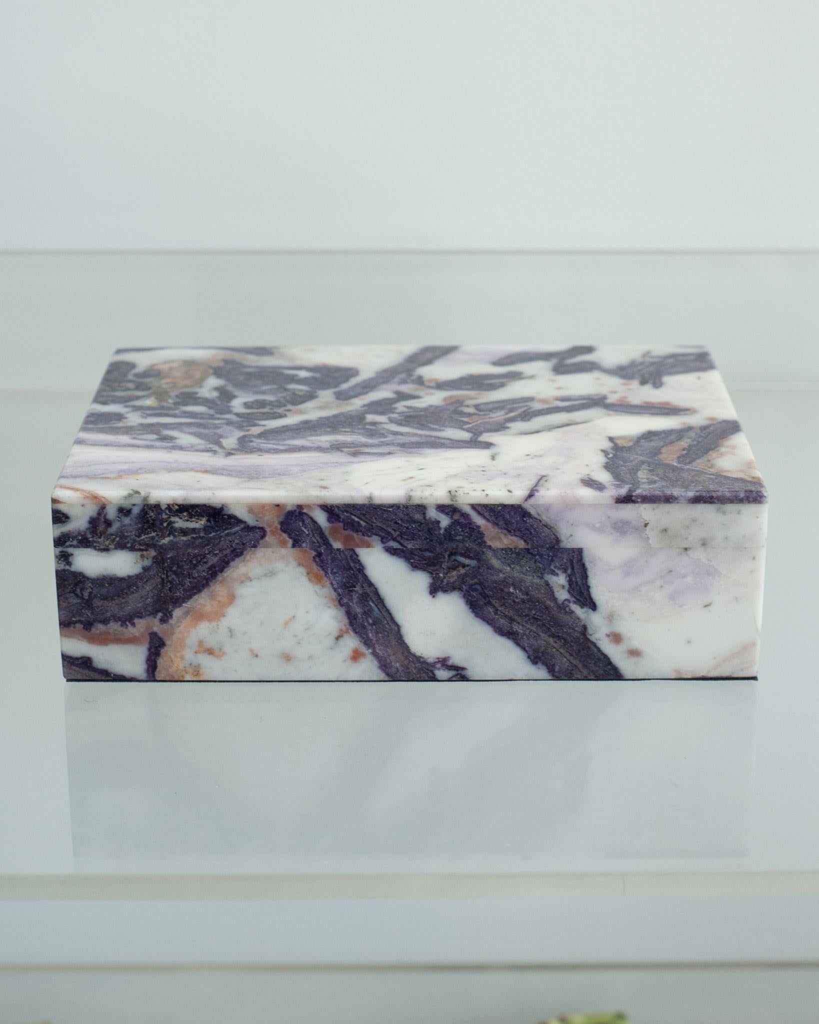 Holen Sie sich mit dieser exquisiten violetten Opalbox heilende Energie in Ihr Zuhause. Diese Schachtel ist wunderschön mit einem Scharnierdeckel und einer fachmännischen Konstruktion gefertigt. Mit schwarzem Samt gefüttert und mit schwarzem Marmor
