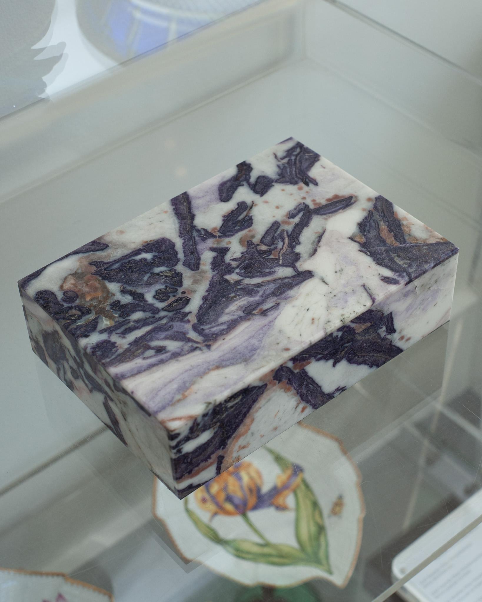 Grande boîte italienne contemporaine en opale violet avec couvercle à charnière Neuf - En vente à Toronto, ON