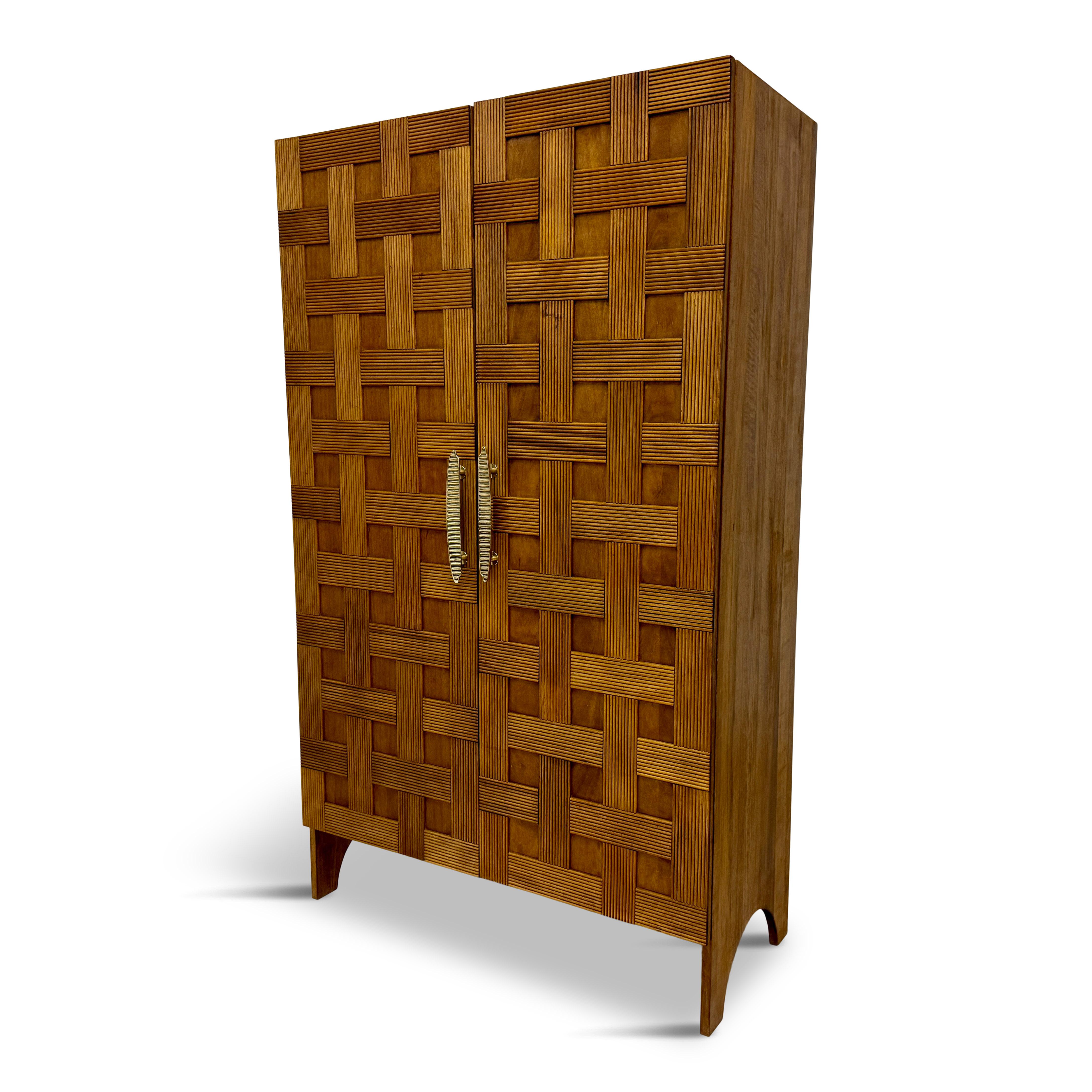 Armario, ropero o armario

Enrejado frontal de madera

Asas de latón

Italia

Contemporáneo

Si no está en calcetín se hará por encargo

Este armario ropero contemporáneo presenta un diseño distintivo caracterizado por su intrincado trabajo de