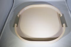 Zeitgenössisches italienisches helles Holz kleines rundes Riviere-Tablett mit Metallgriffen