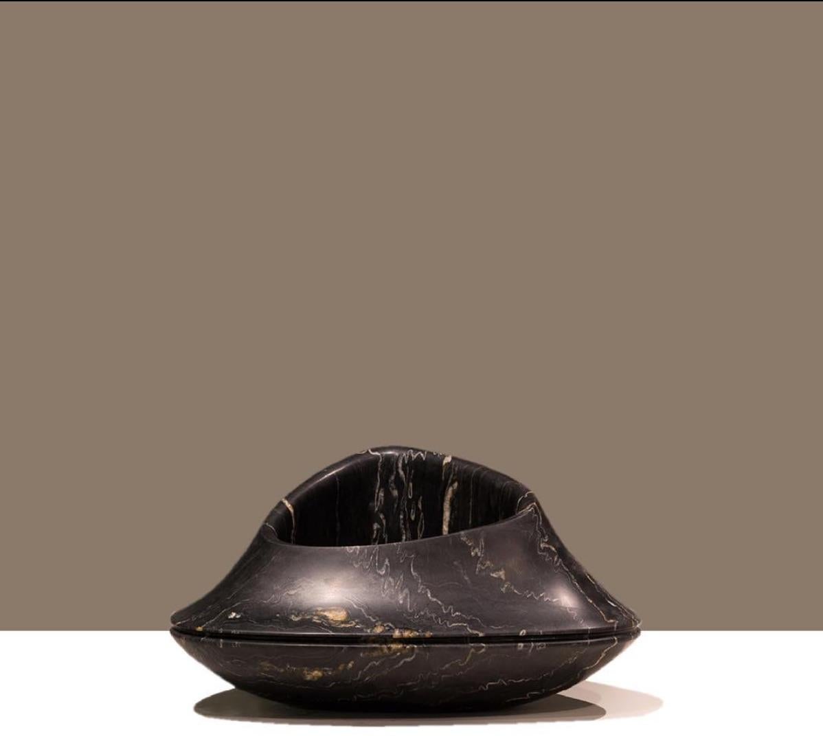 Diese Vase in limitierter Auflage wurde von Ora Ito in Zusammenarbeit mit unseren Partnern in Italien aus schwarzem, geädertem Marmor mit tropischen Gewittern geschaffen. Die rationalen, organischen Formen erzeugen einen skulpturalen Eindruck, der
