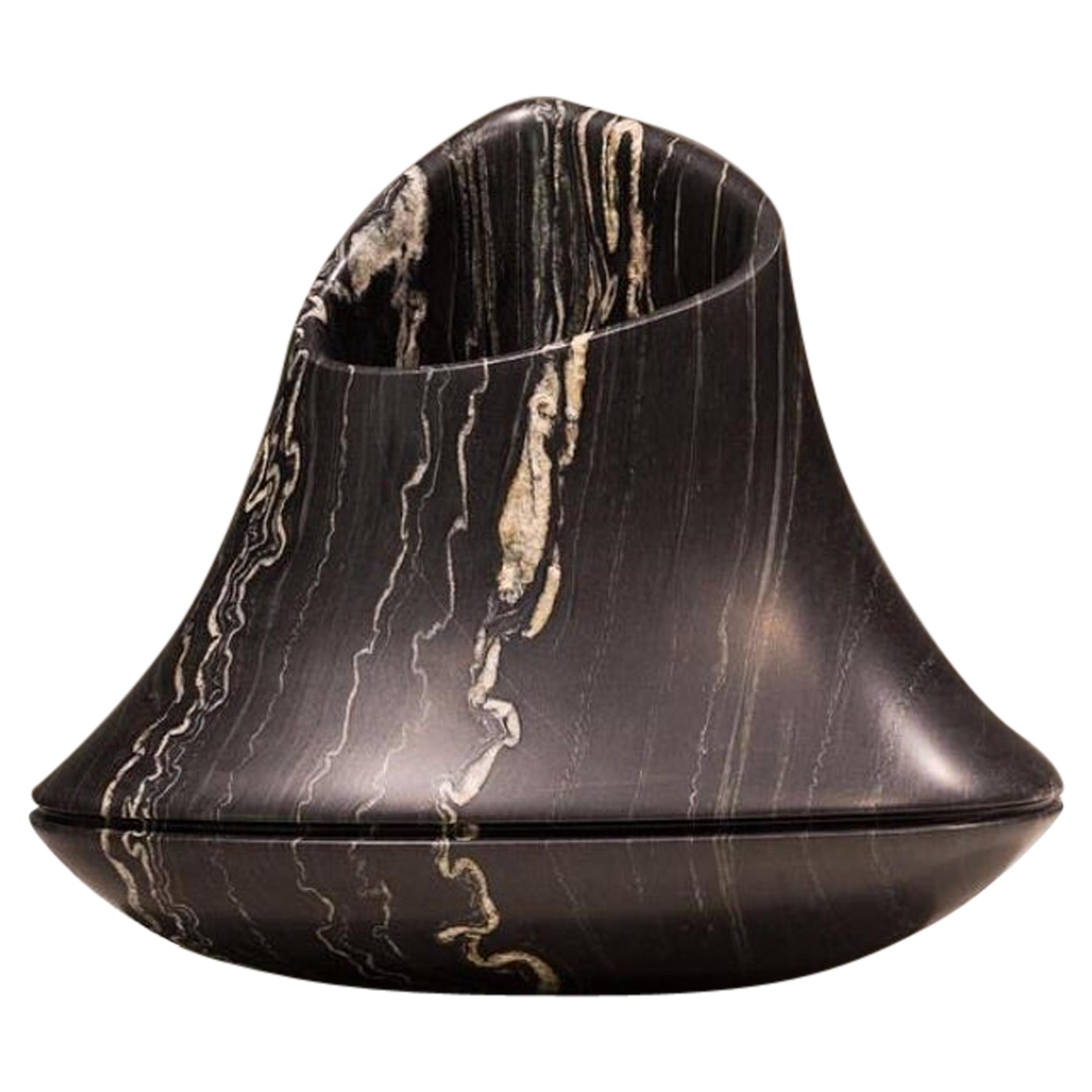 Zeitgenössische Vase aus italienischem Marmor, entworfen von Ora Ito im Angebot