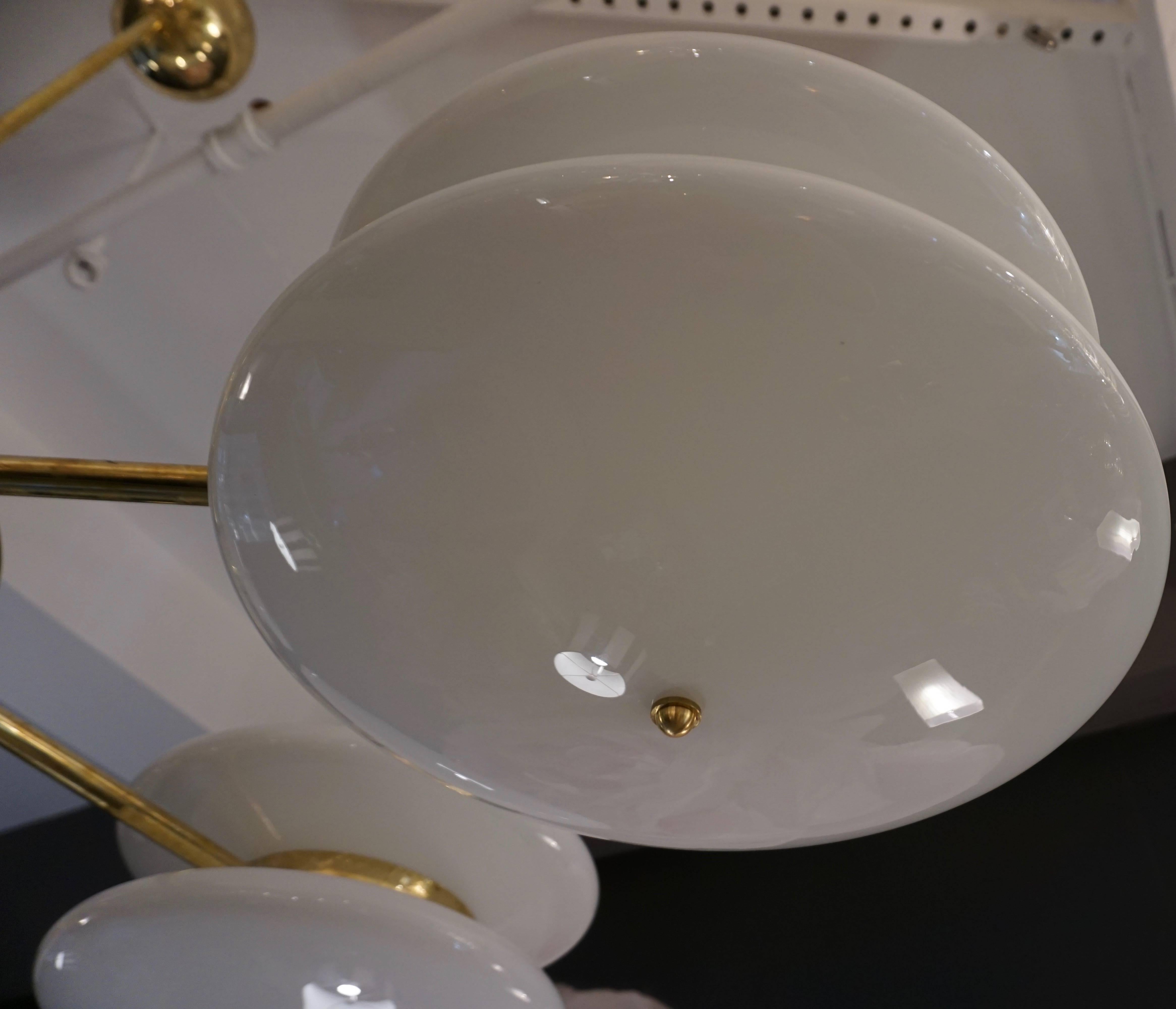 Italienischer minimalistischer zeitgenössischer Kronleuchter aus weißem Muranoglas und Messing im Angebot 1