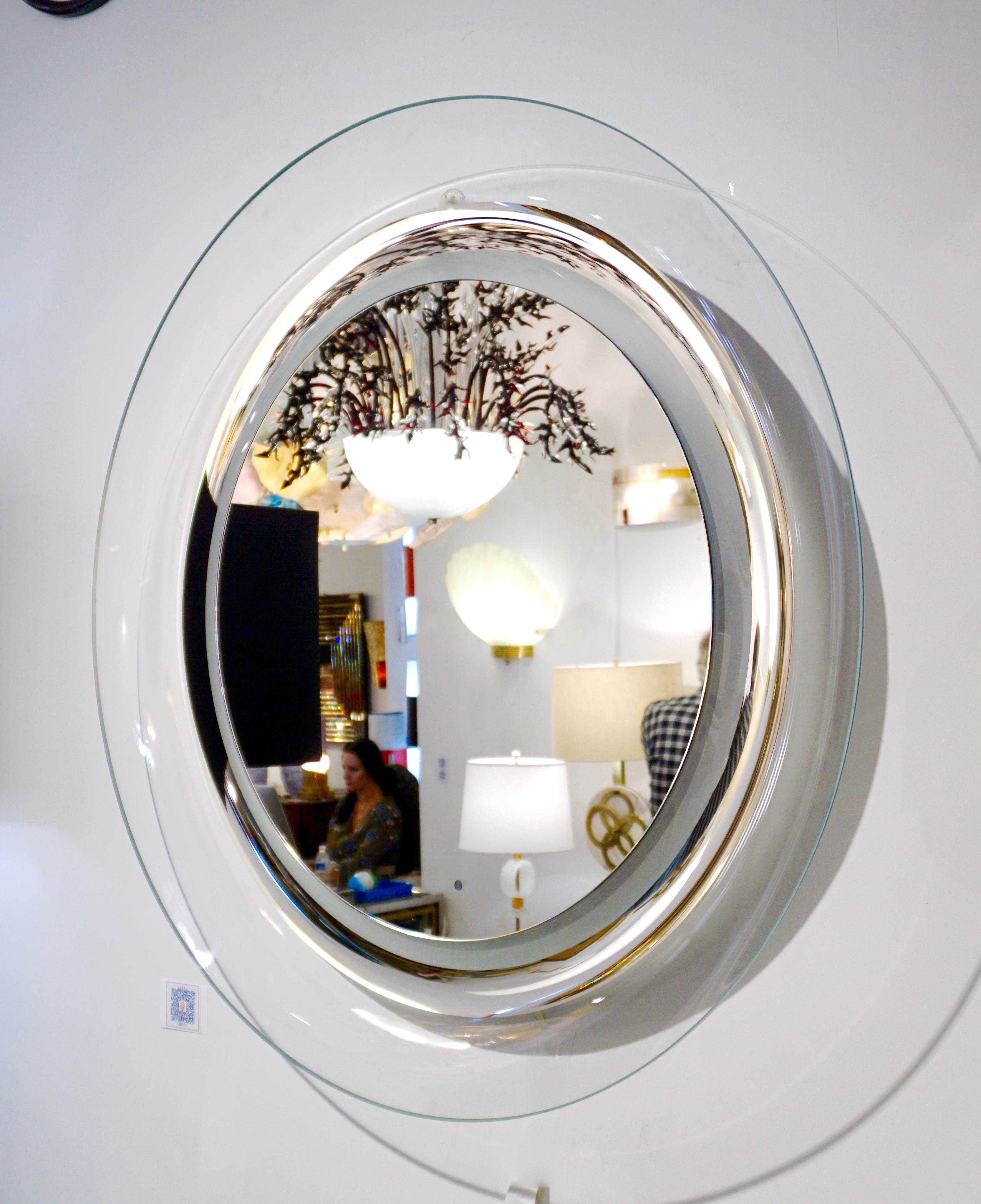 Made in Italy, modern minimalist round mirror, entirely handcrafted, of high-quality execution: the organic convex frame is in clear curved glass, decorated with silver mirror and frosted glass strips surrounding the fitted flat mirror raised in the