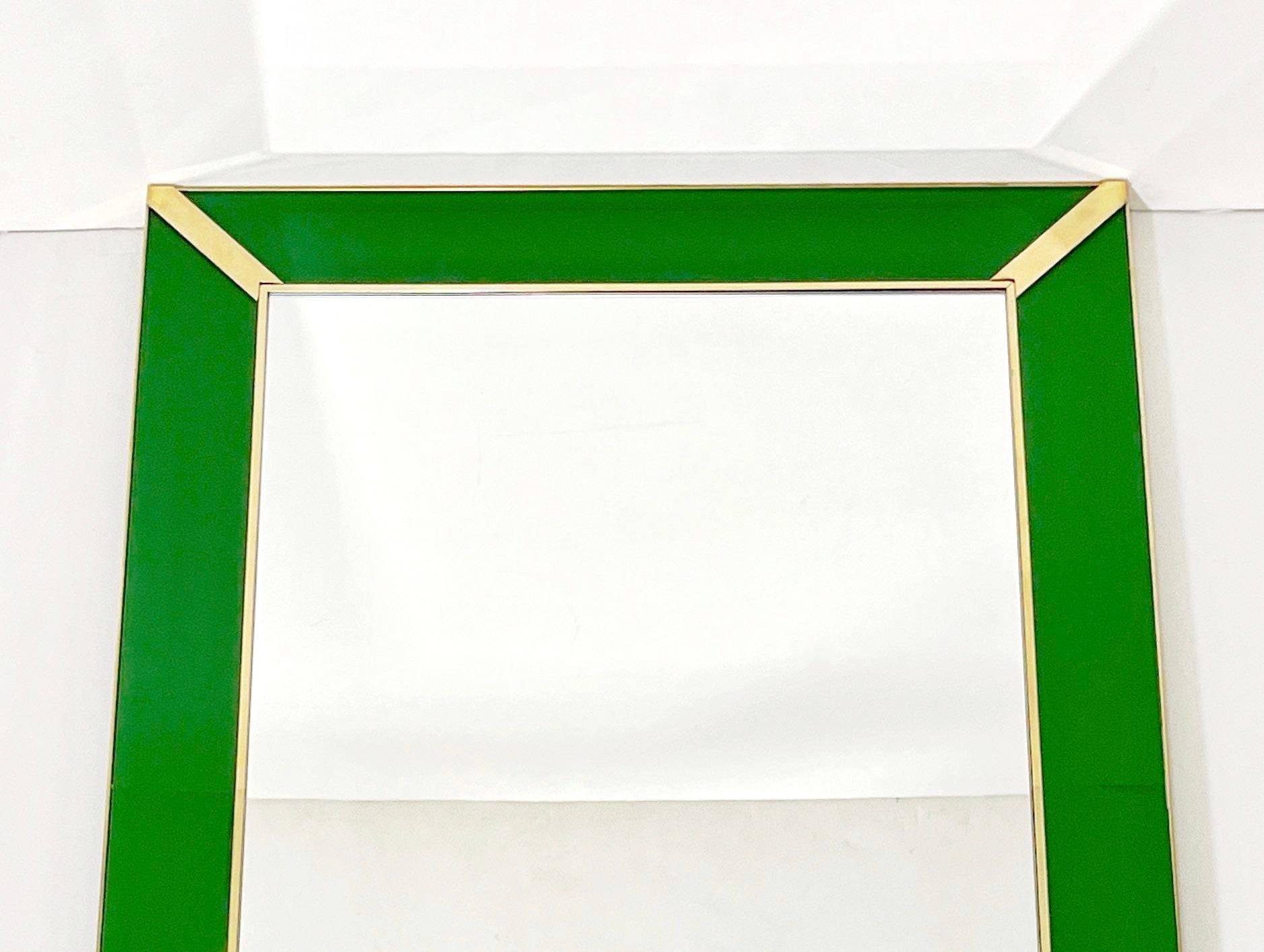 Contemporary Italian Minimalist Design Grüner Glasspiegel mit Messing-Akzenten im Angebot 1