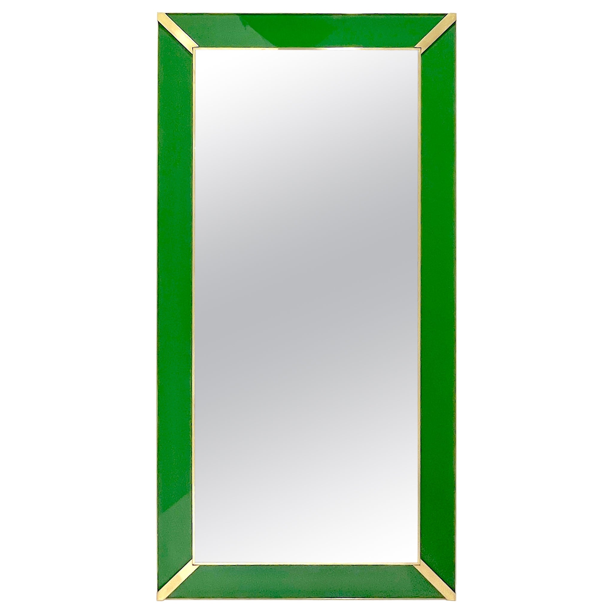 Specchio di vetro verde dal design minimalista italiano contemporaneo con accenti in ottone