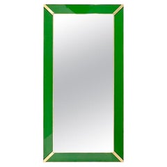 Contemporary Italian Minimalist Design Green Glass Mirror with Brass Accents (Miroir en verre vert avec accents en laiton)