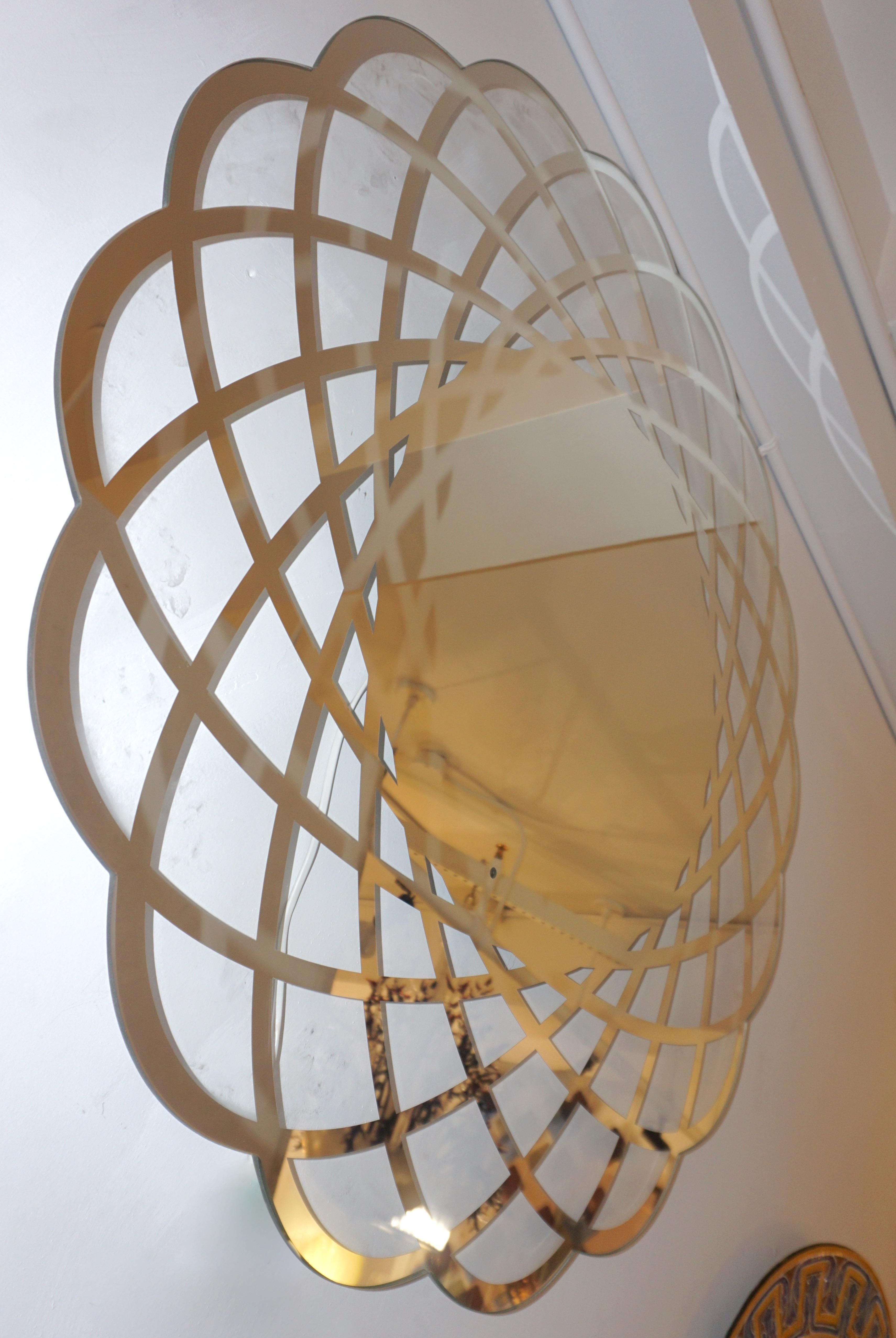 Contemporary Italian Minimalist Lace Decor Scalloped Round Mirror with Light (miroir rond festonné avec lumière) en vente 3