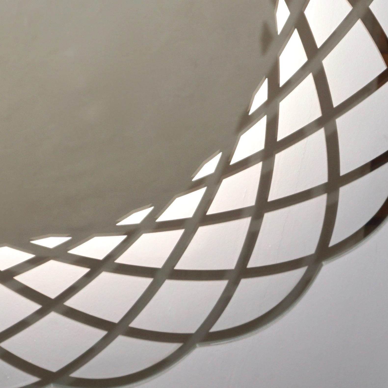 Contemporary Italian Minimalist Lace Decor Scalloped Round Mirror with Light (miroir rond festonné avec lumière) en vente 1