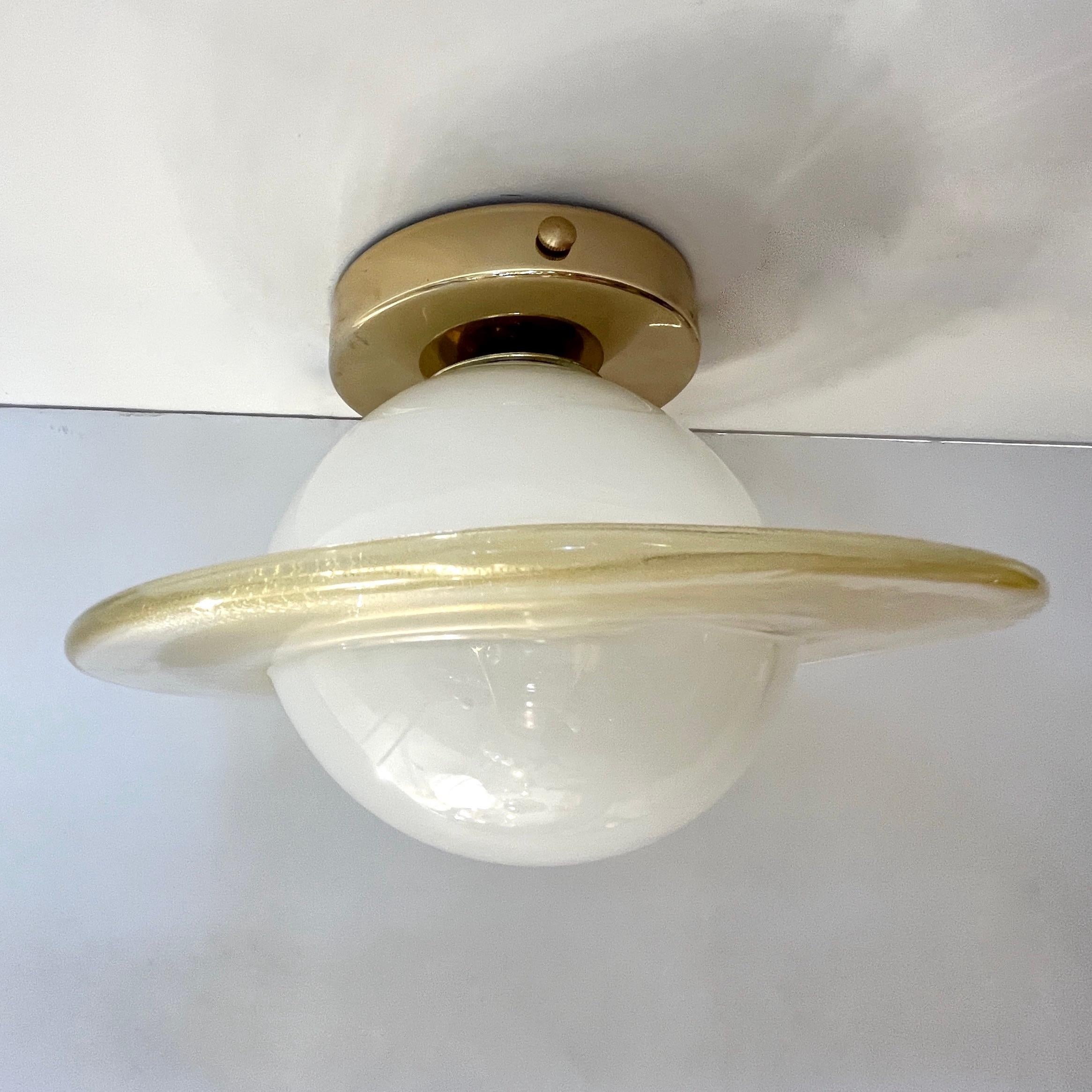 Contemporary Italian Modern Cream White Gold Murano Glass Brass Round Flushmount In New Condition For Sale In New York, NY