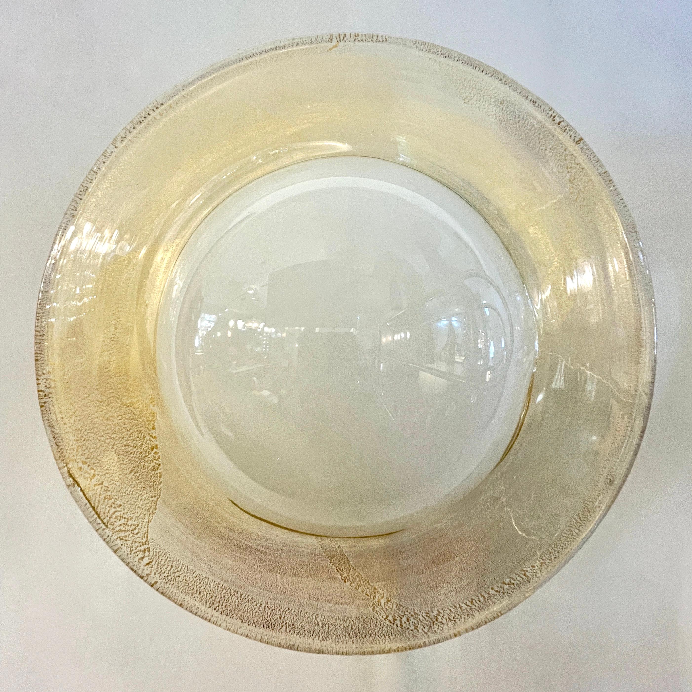 Laiton Plafonnier contemporain italien moderne crème blanc or verre de Murano laiton rond en vente