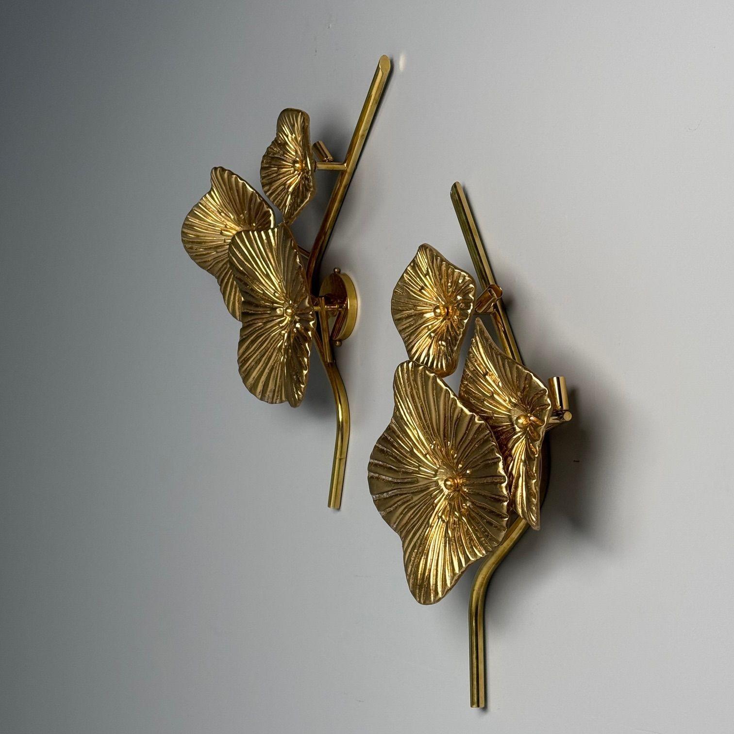 Contemporary, Italian Modern, Flower Sconces, Murano Glass, Gold Leaf, Brass In Good Condition For Sale In Manhasset, NY