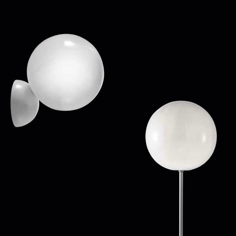 Organico moderno Lampada da tavolo contemporanea italiana moderna e minimalista in lacca bianca e vetro in vendita