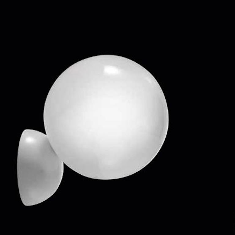 italien Contemporary Italian Modern Minimalist White Lacquer & Glass Balloon Table Lamp (lampe à poser) en vente