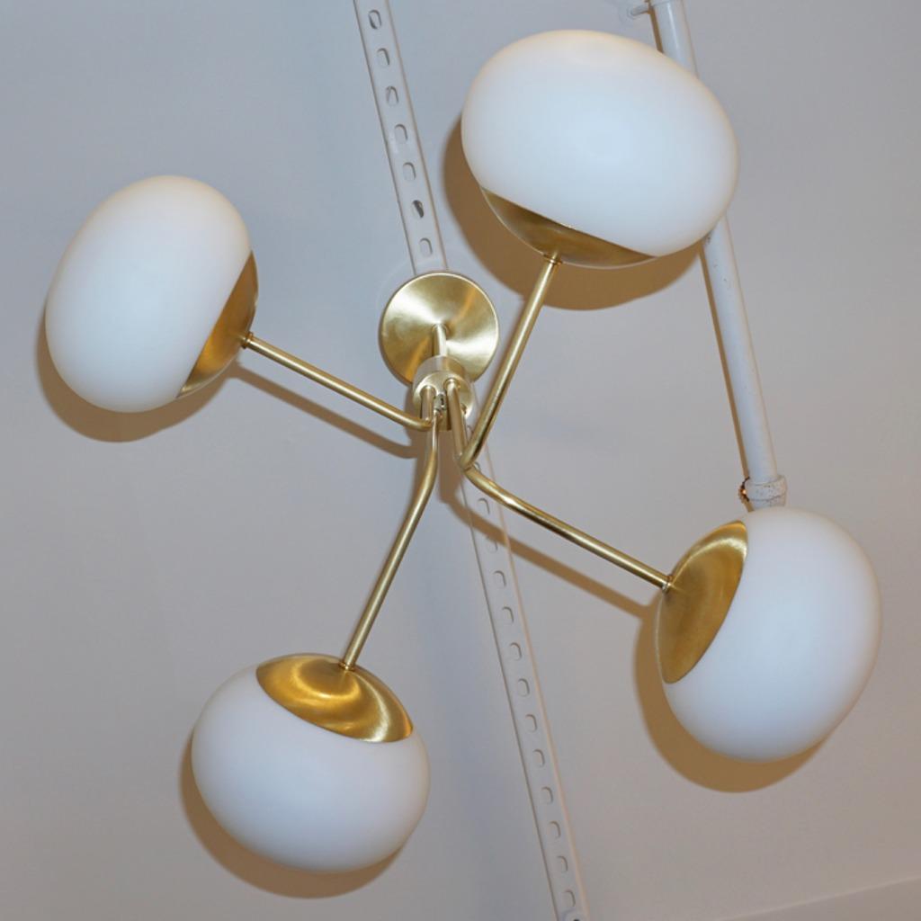 Contemporary Italian Modern Satin Brass & 4 White Murano Glass Globe Chandelier In New Condition For Sale In New York, NY