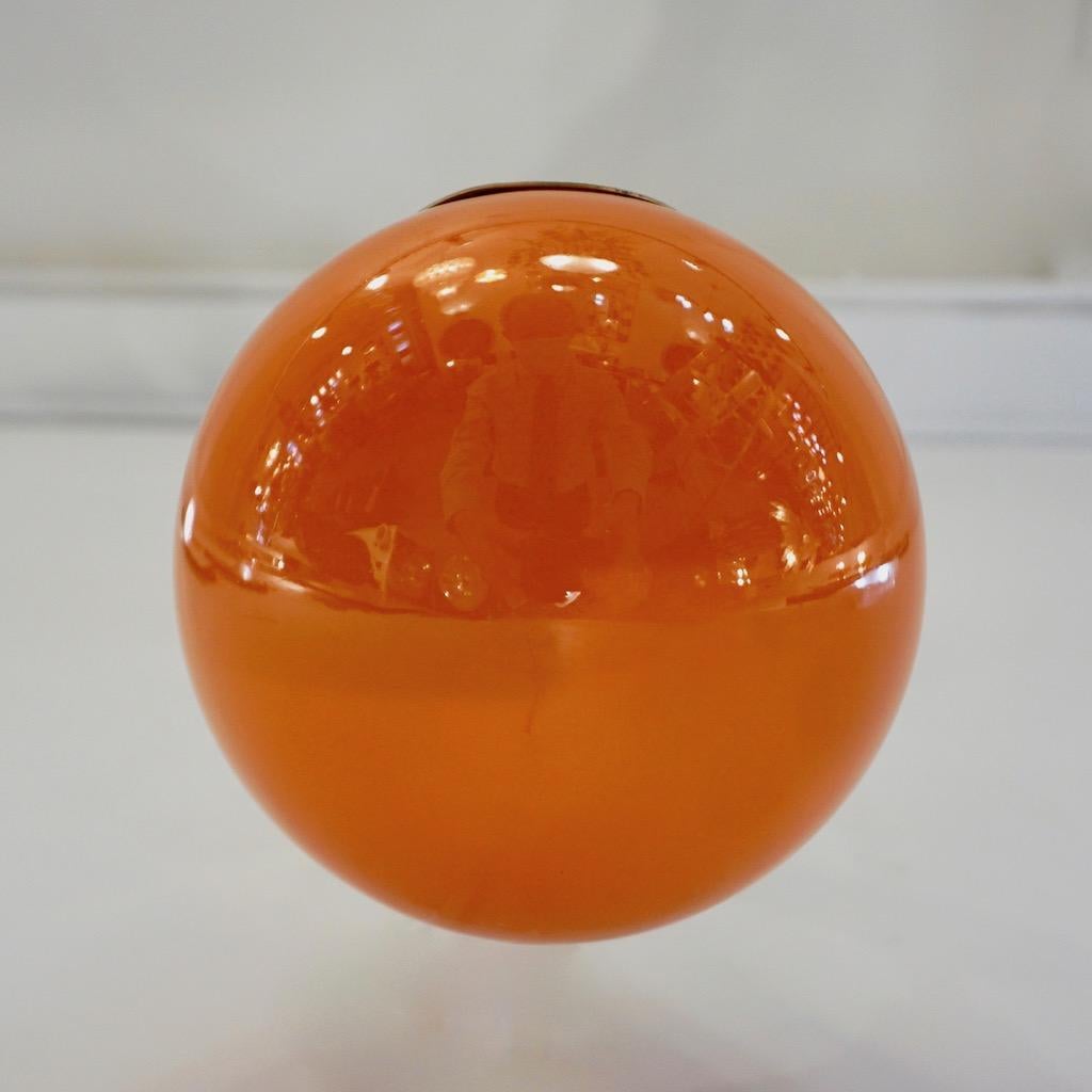 XXIe siècle et contemporain Applique contemporaine italienne moderne à deux globes en verre de Murano blanc et orange, en laiton en vente