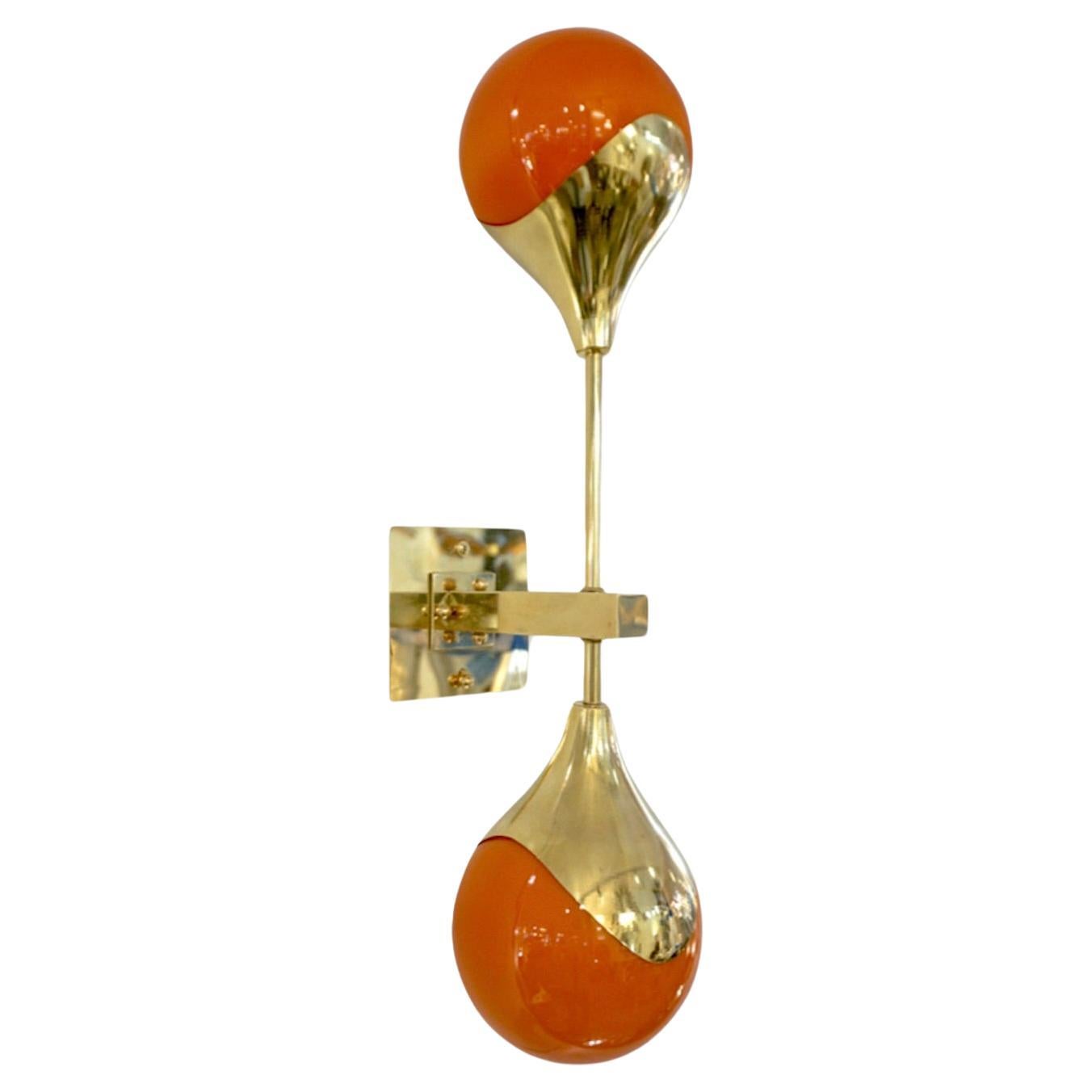 Applique contemporaine italienne moderne à deux globes en verre de Murano blanc et orange, en laiton en vente