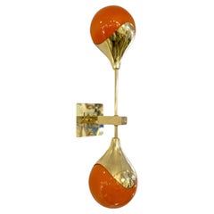 Applique contemporaine italienne moderne à deux globes en verre de Murano blanc et orange, en laiton
