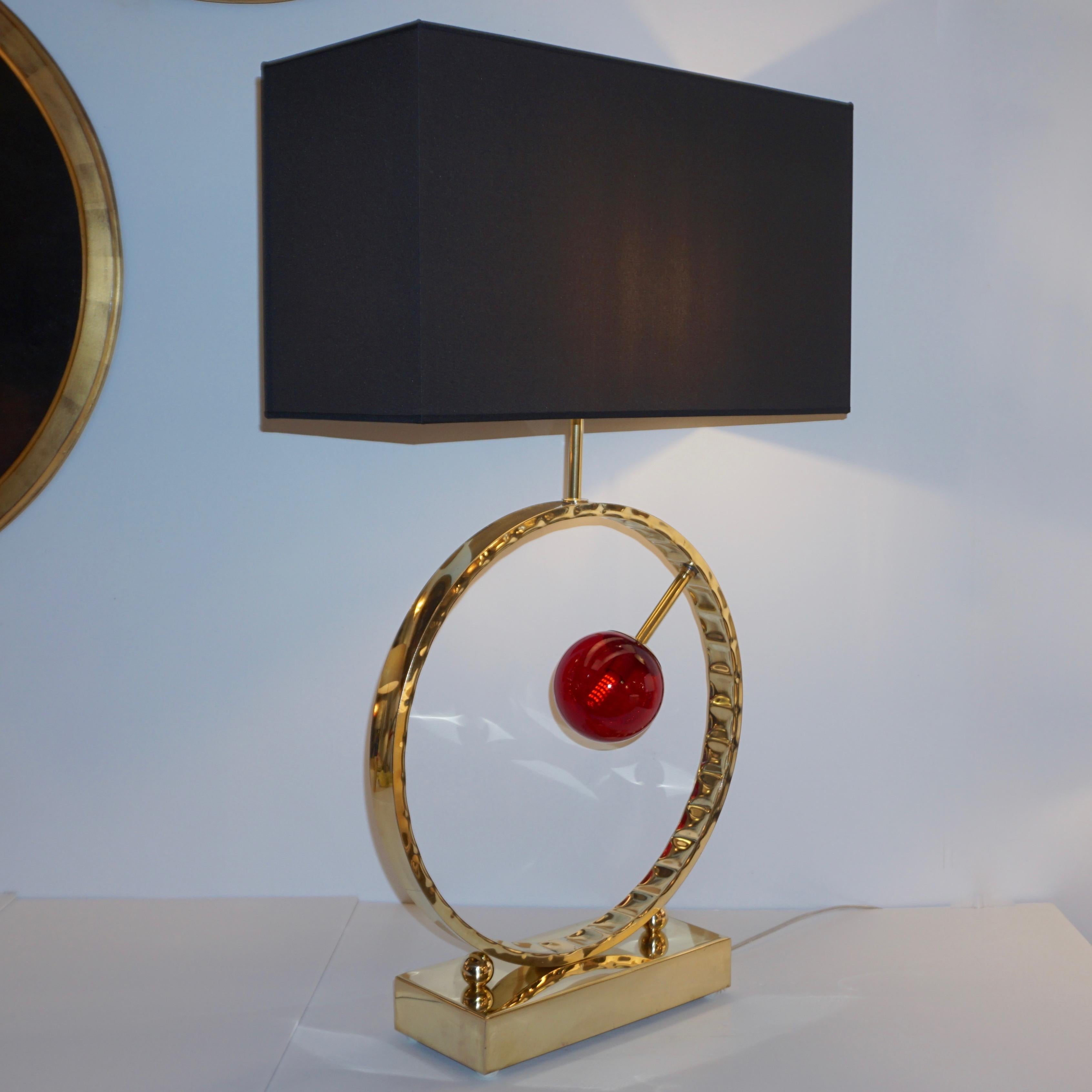 Zeitgenössisches monumentales Paar italienischer Konsolenlampen aus Messing und rotem Muranoglas im Angebot 7
