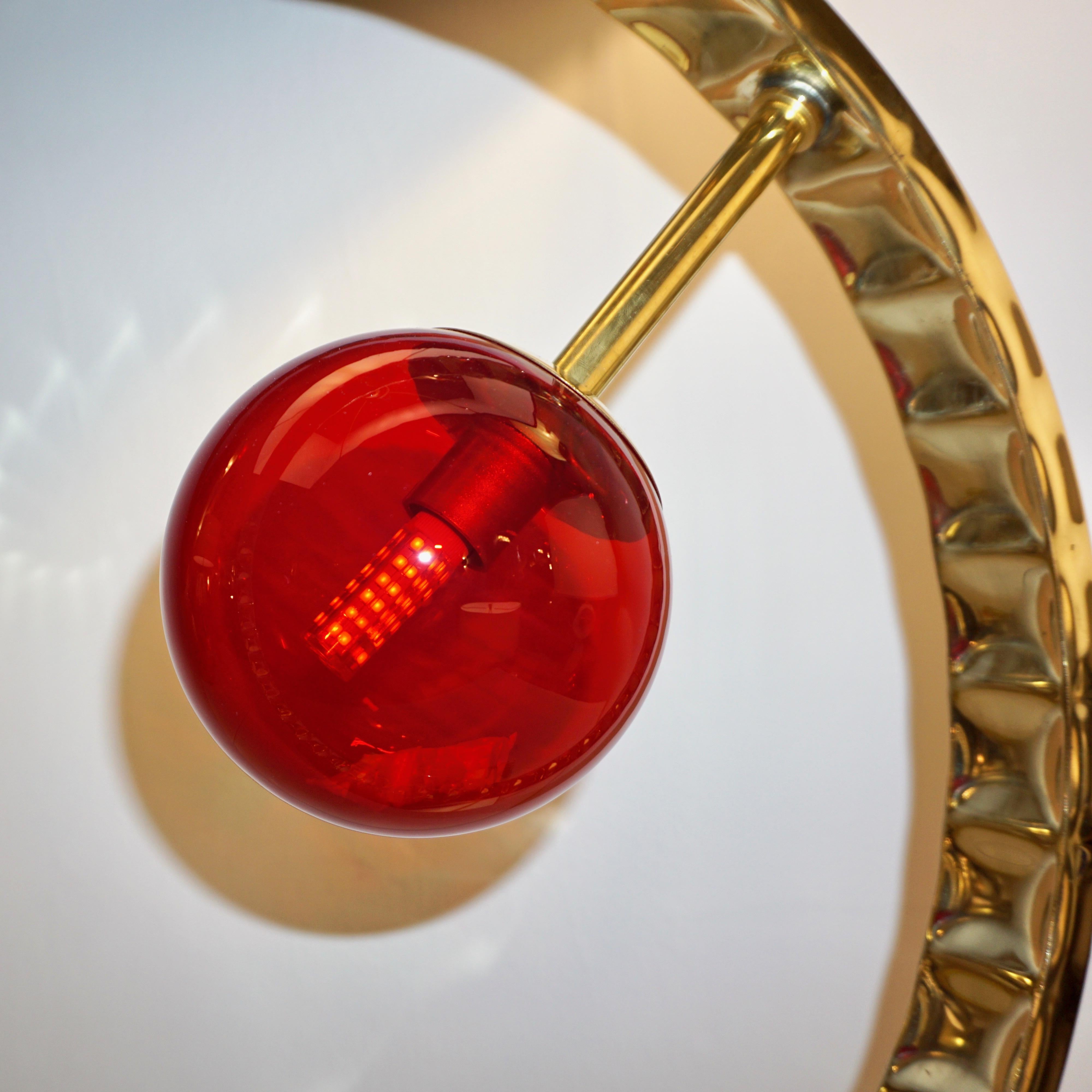 Zeitgenössisches monumentales Paar italienischer Konsolenlampen aus Messing und rotem Muranoglas im Angebot 1