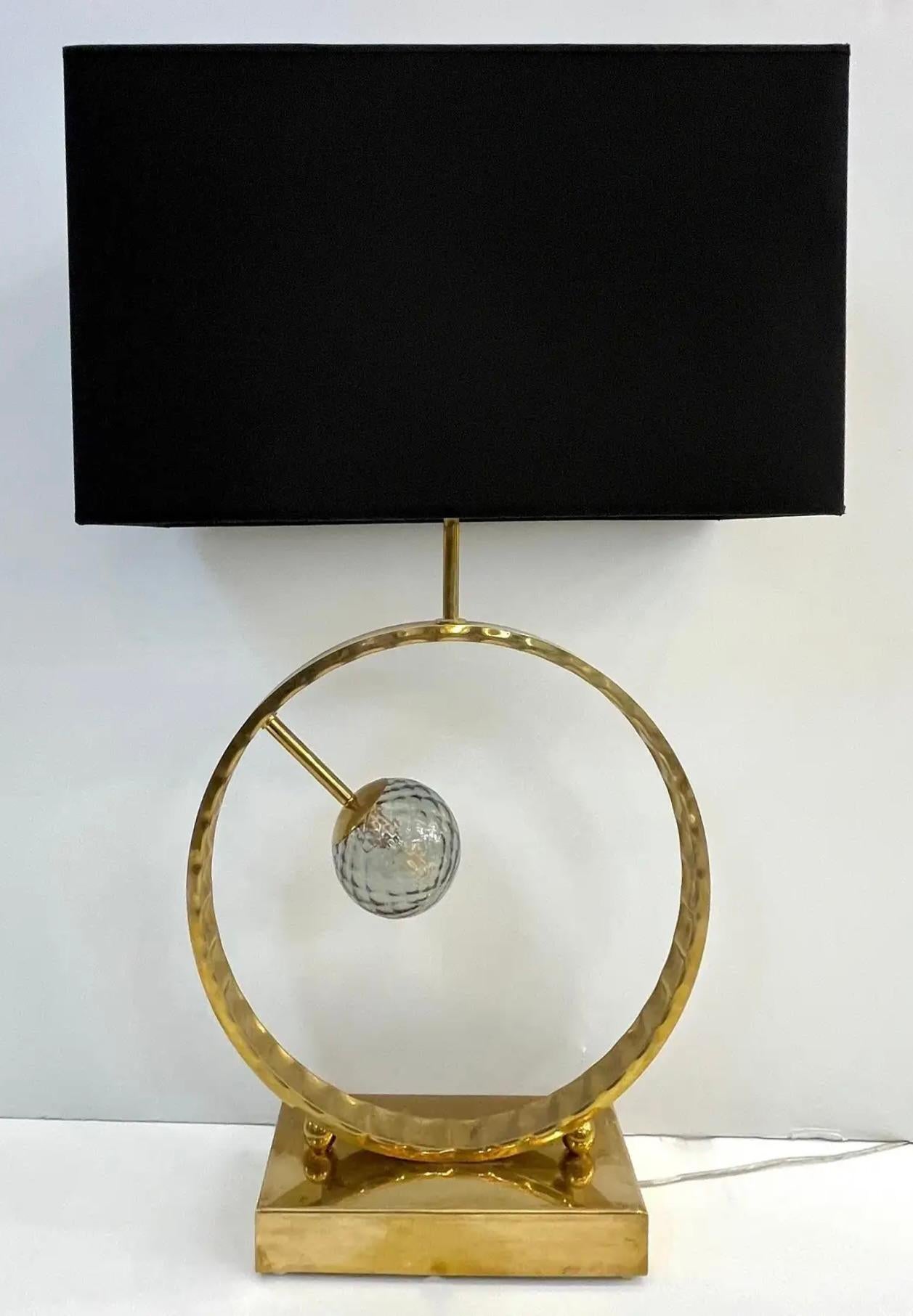 Les globes en verre Murano peuvent être choisis dans différentes couleurs, voir image - Une paire de lampes de table contemporaines très décoratives de grande taille, entièrement fabriquées à la main en Italie, avec un design géométrique minimaliste