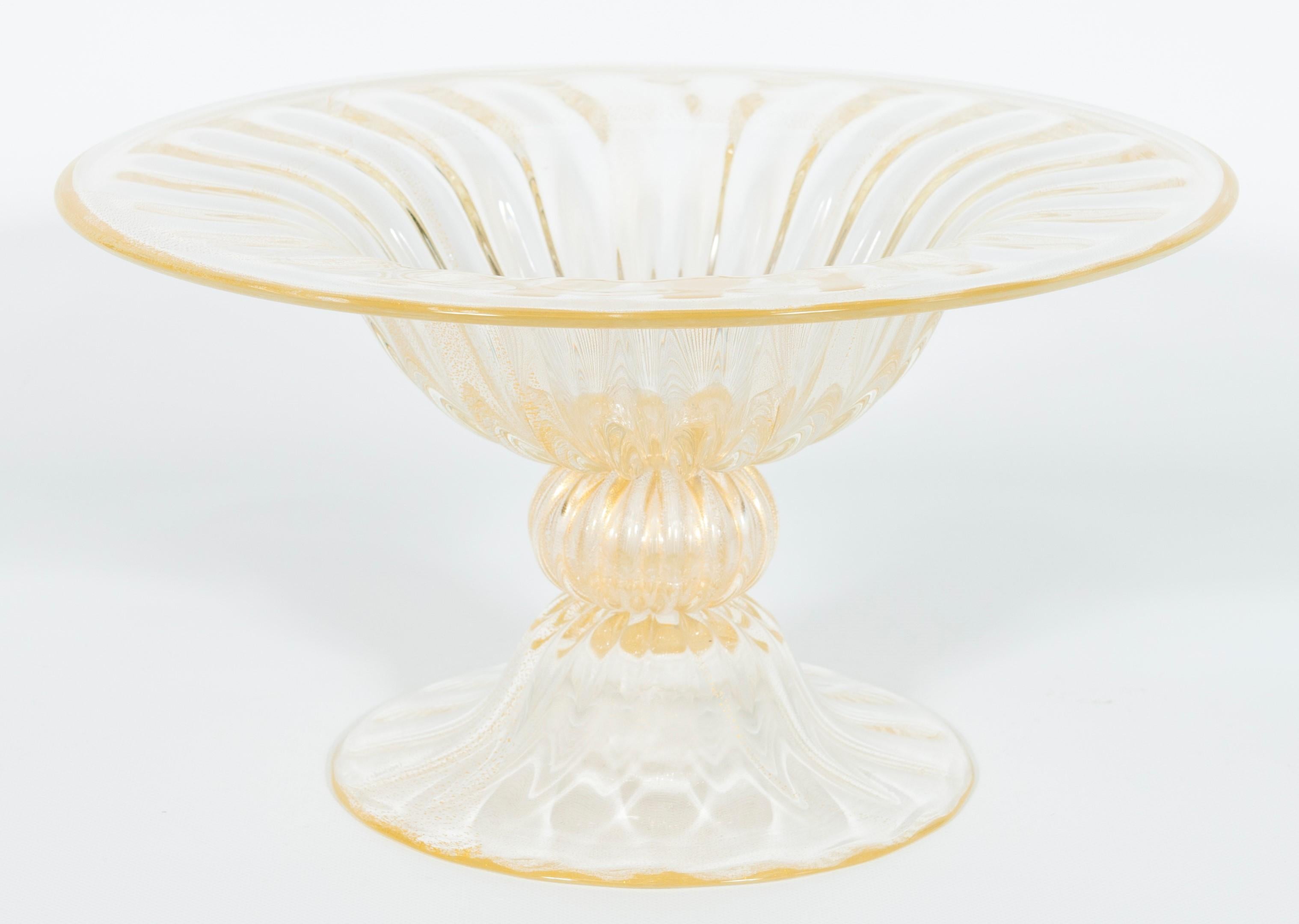 Zeitgenössische dekorative Schale aus italienischem Muranoglas mit 24 Karat Gold, zugeschrieben Alberto Donà, 2000er Jahre.
Der Sockel trägt eine zentrale Kugel und die Schale an der Spitze. Dieses Kunstwerk ist aus transparentem mundgeblasenem