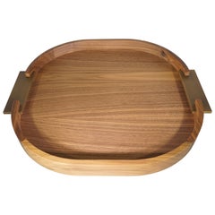 Petit plateau rond en bois naturel italien contemporain Riviere Tray avec poignées en métal