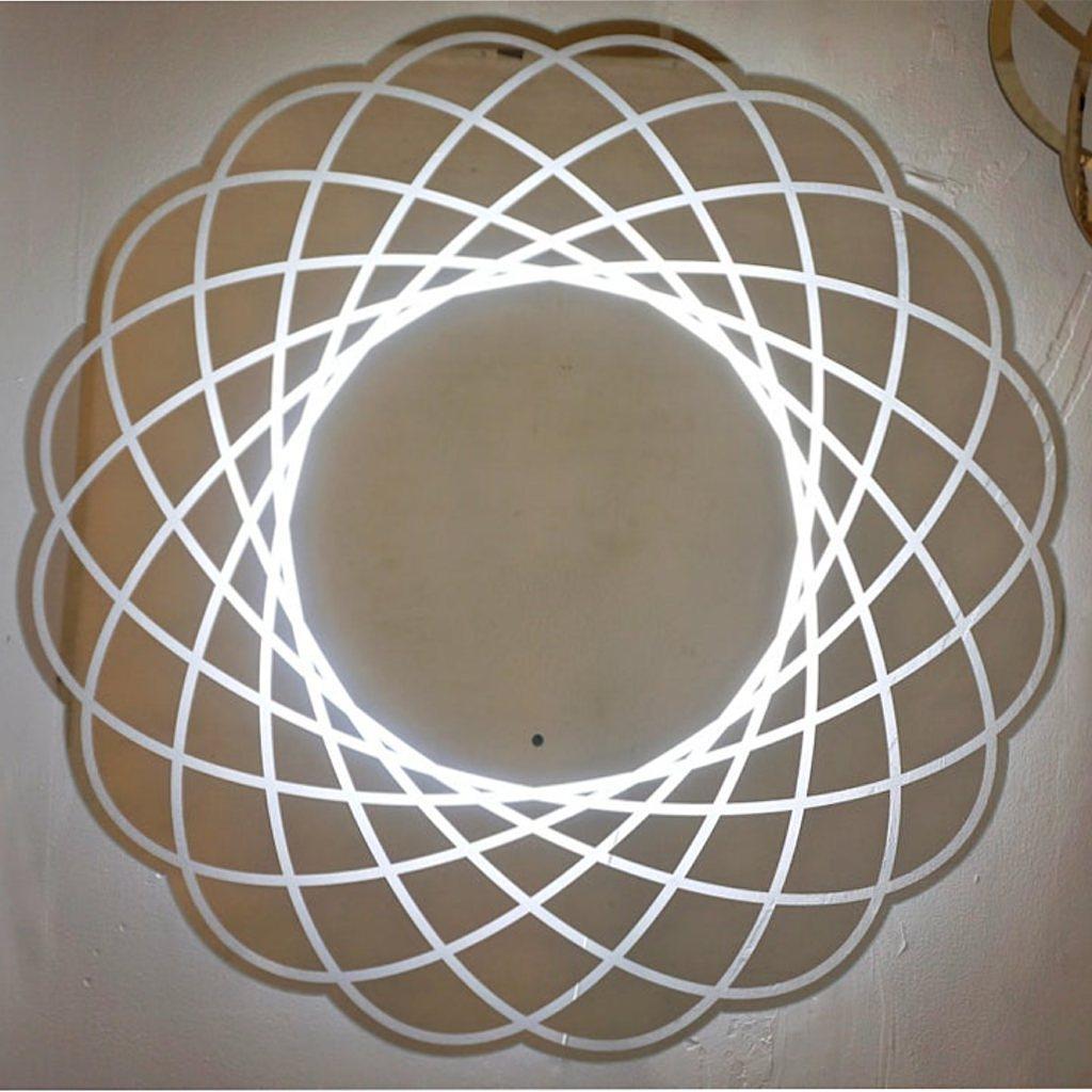 Miroir plat d'éclairage mural minimaliste contemporain, entièrement réalisé en verre à la main en Italie, avec bord festonné dépoli. La plaque de miroir est décorée au laser au verso d'un motif de dentelle ajourée transparent qui laisse