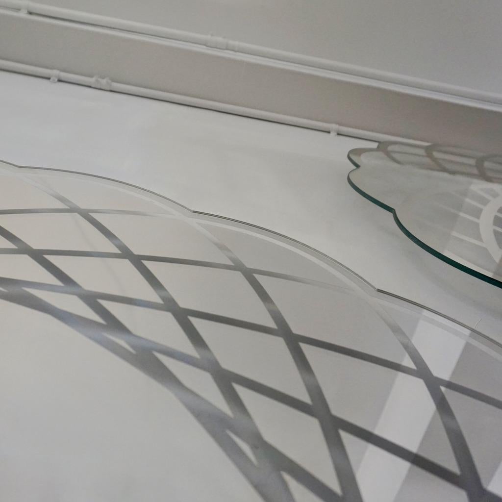 Fait main Miroir rond festonné italien contemporain moderne et organique décoré de dentelle, avec lumière en vente