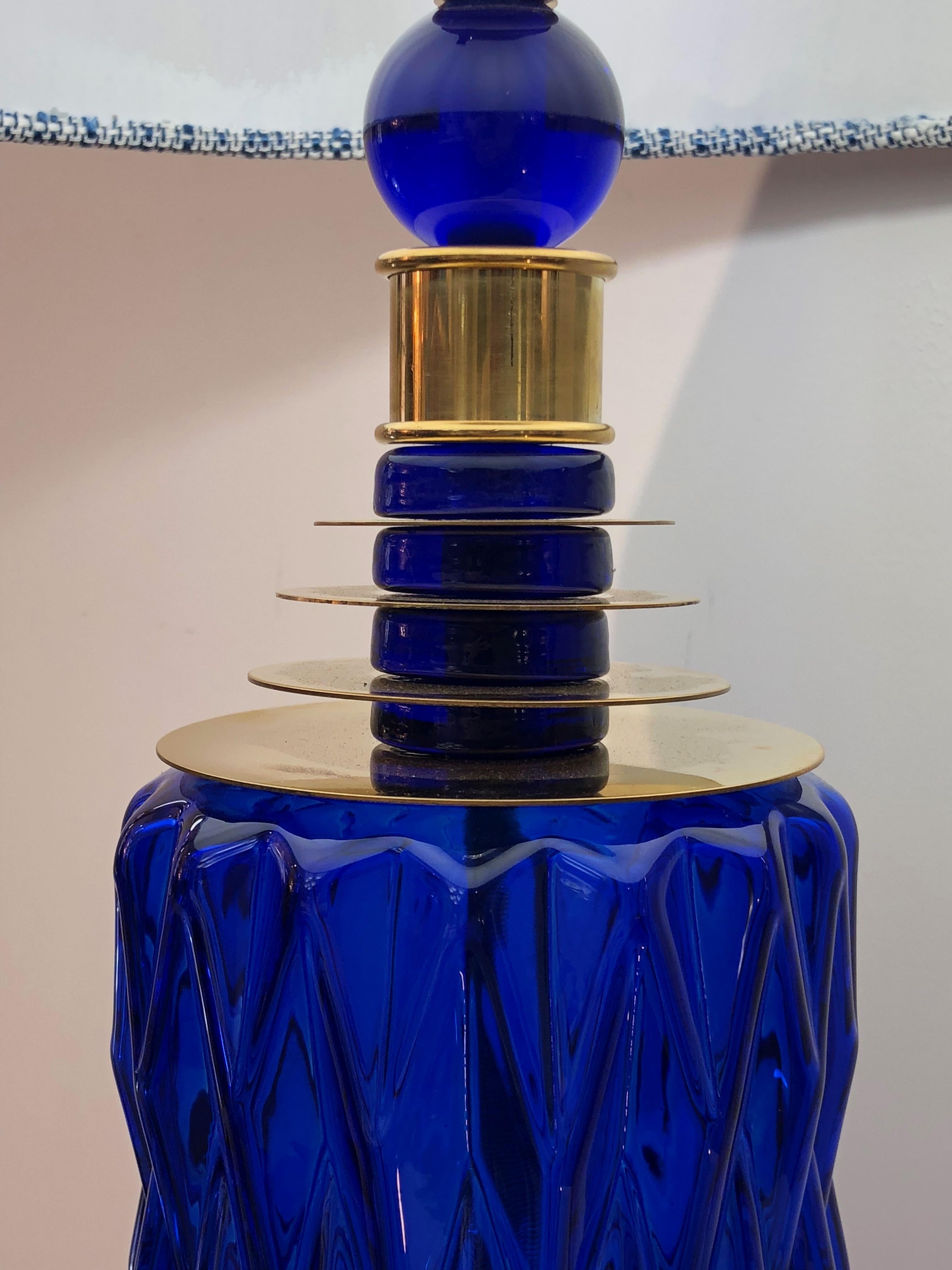 Paire de lampes de bureau italiennes contemporaines en laiton et verre de Murano bleu cobalt en vente 3