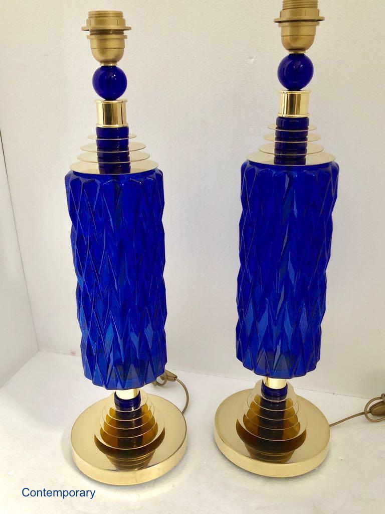 Paire de lampes de bureau italiennes contemporaines en laiton et verre de Murano bleu cobalt en vente 5