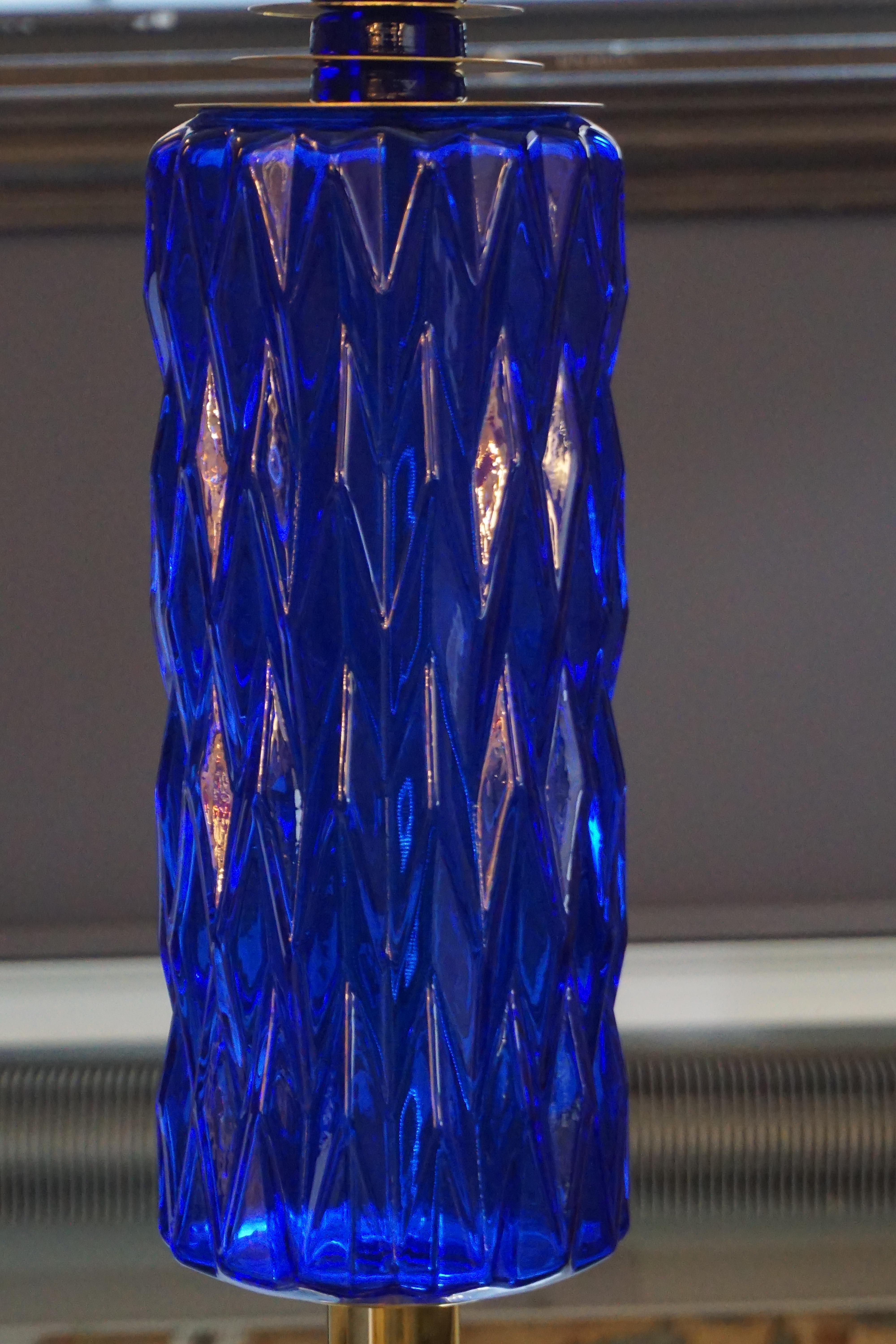 Mid-Century Modern Paire de lampes de bureau italiennes contemporaines en laiton et verre de Murano bleu cobalt en vente