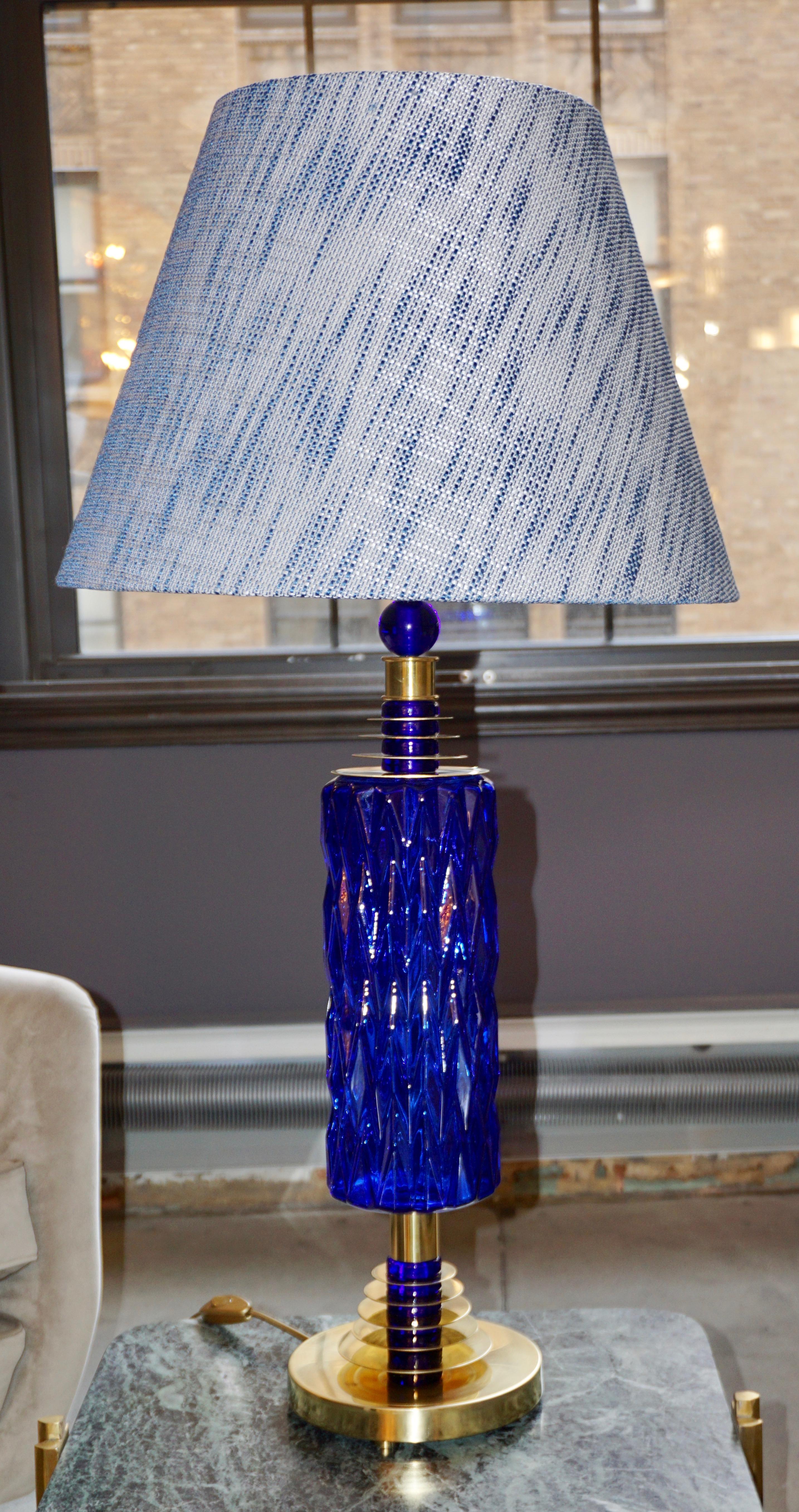 Fait main Paire de lampes de bureau italiennes contemporaines en laiton et verre de Murano bleu cobalt en vente